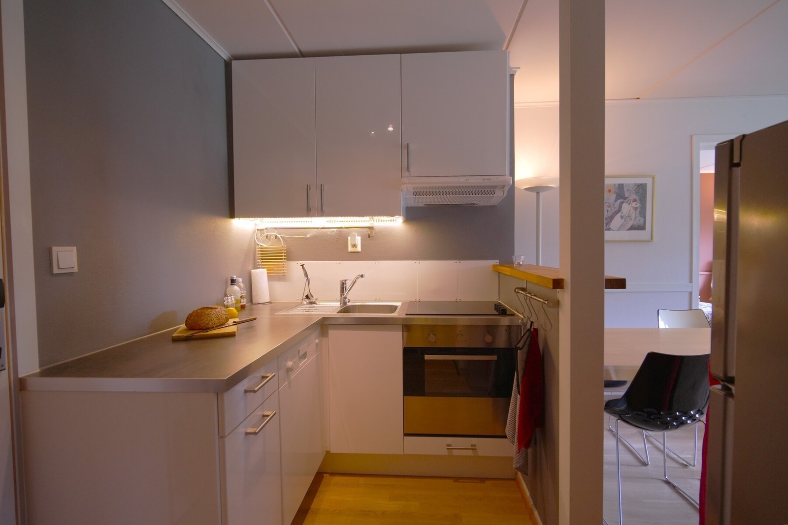 Kjøkken meg plass til matlaging og oppbevaring. Galleribilde