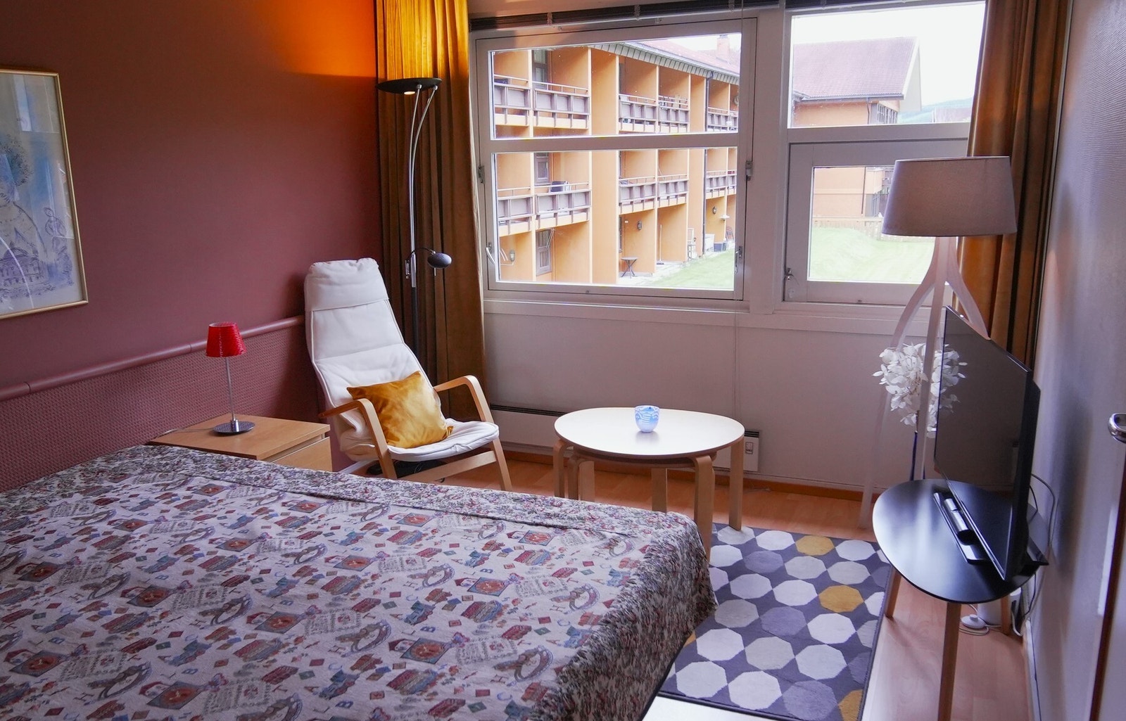 Romslig rom med engen inngang og bad. Galleribilde