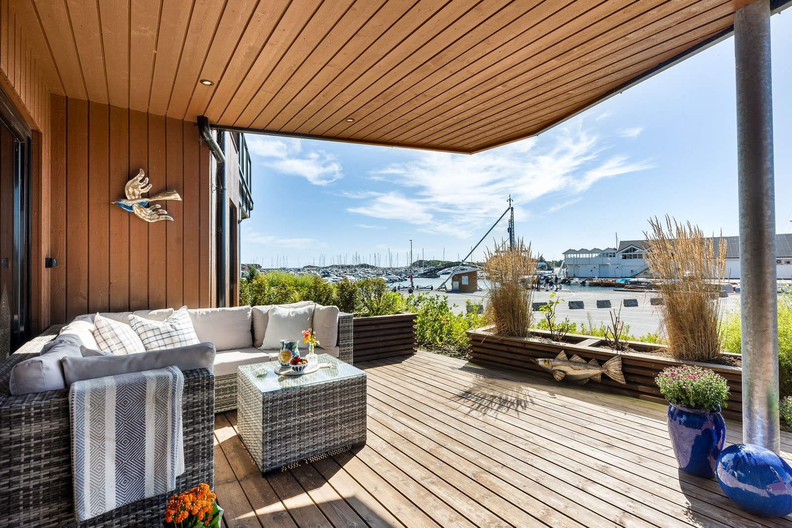 Leiligheten ligger fint til med utsikt over havna. Her kan man nyte late sommerdager under en overbygd terrasse. Galleribilde