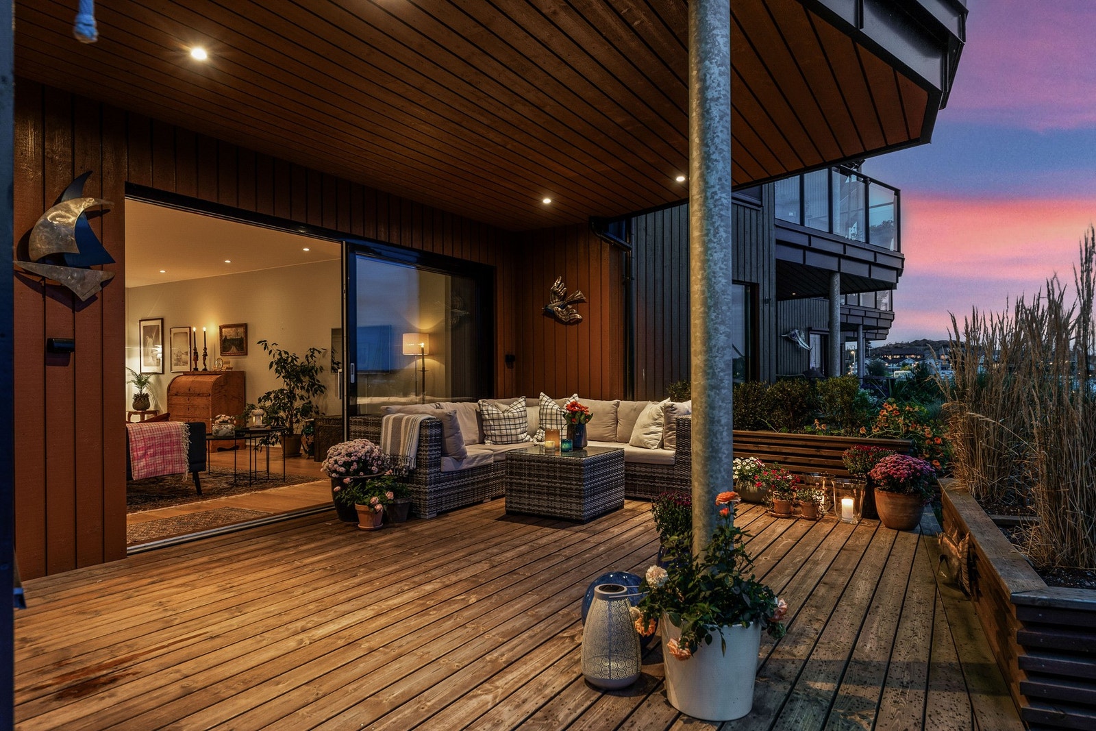 Terrassen har utsikt mot sjøen og bryggene i Stavern, perfekt for avslapning og sosiale sammenkomster. Overbygget gjør det lunt og hyggelig. Galleribilde