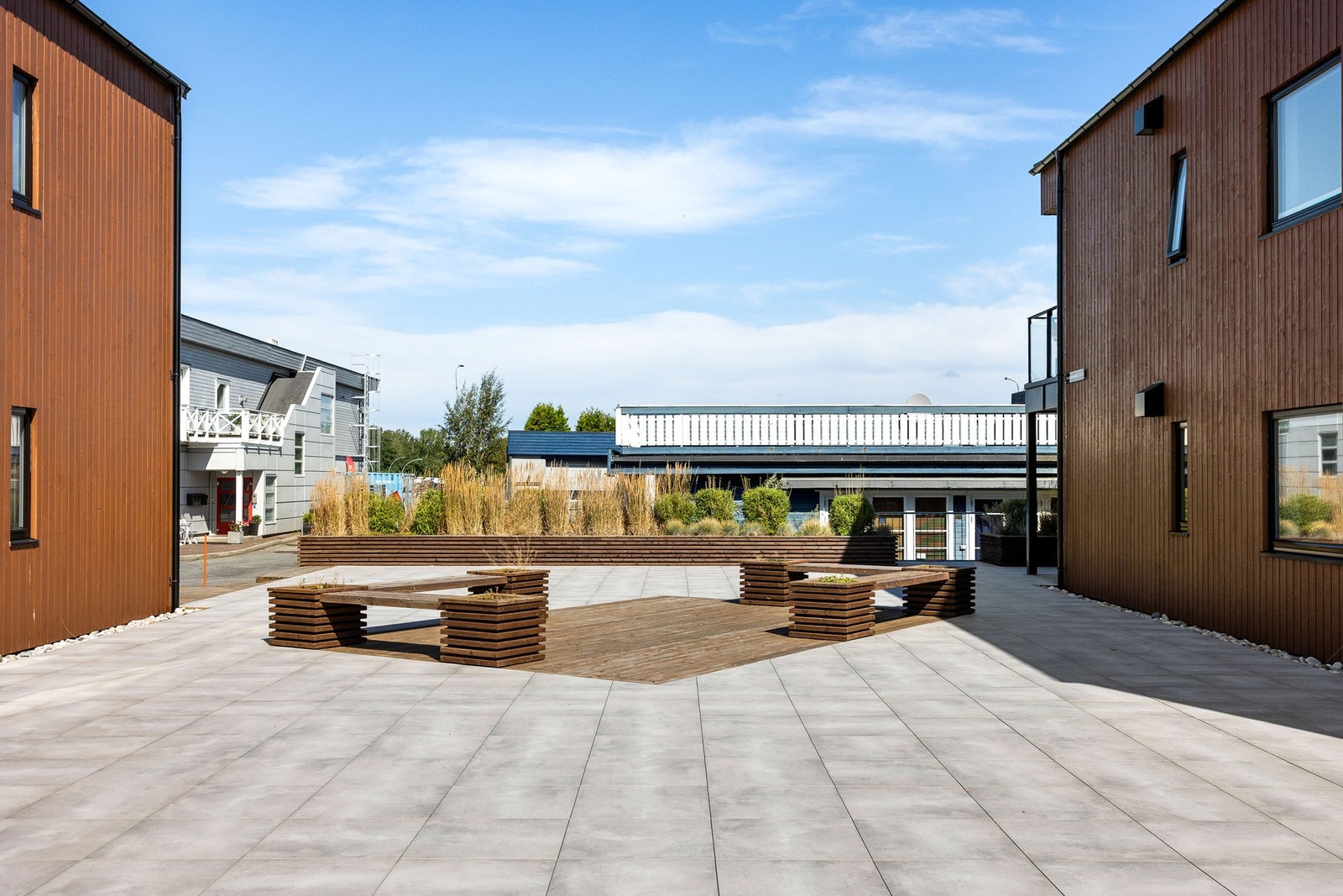 Det er pene opparbeidede fellesarealer på tomta. Galleribilde