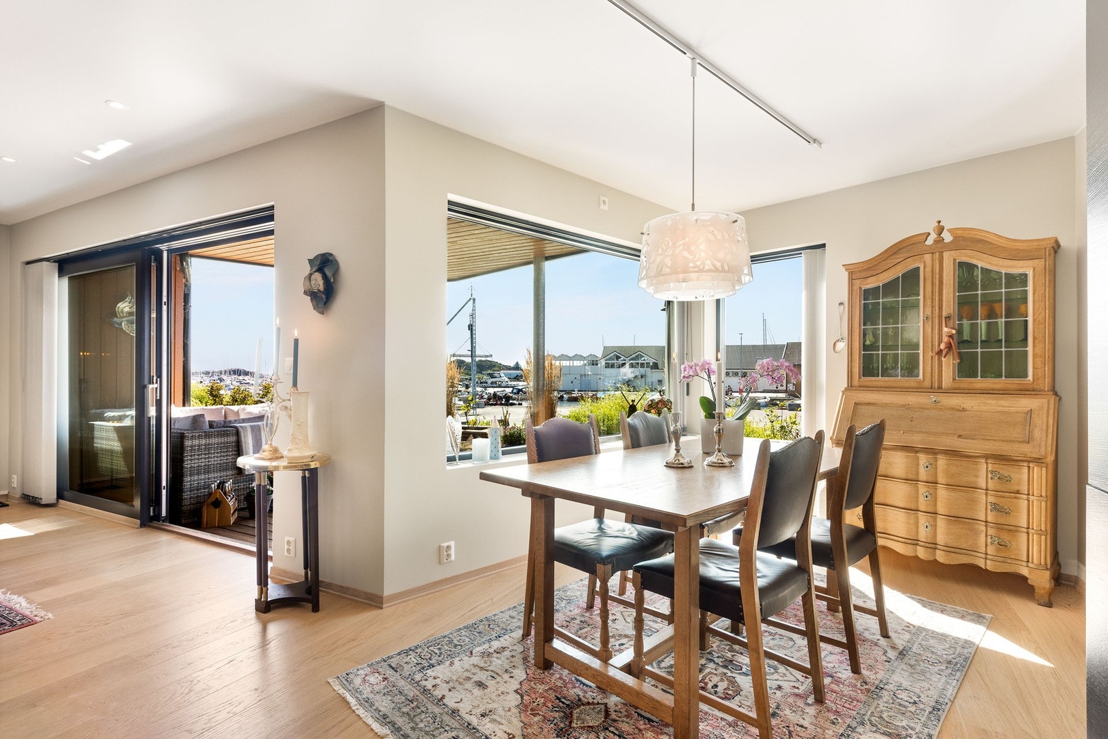 Lys og romslig spisestue med god plass til spisebord. Galleribilde