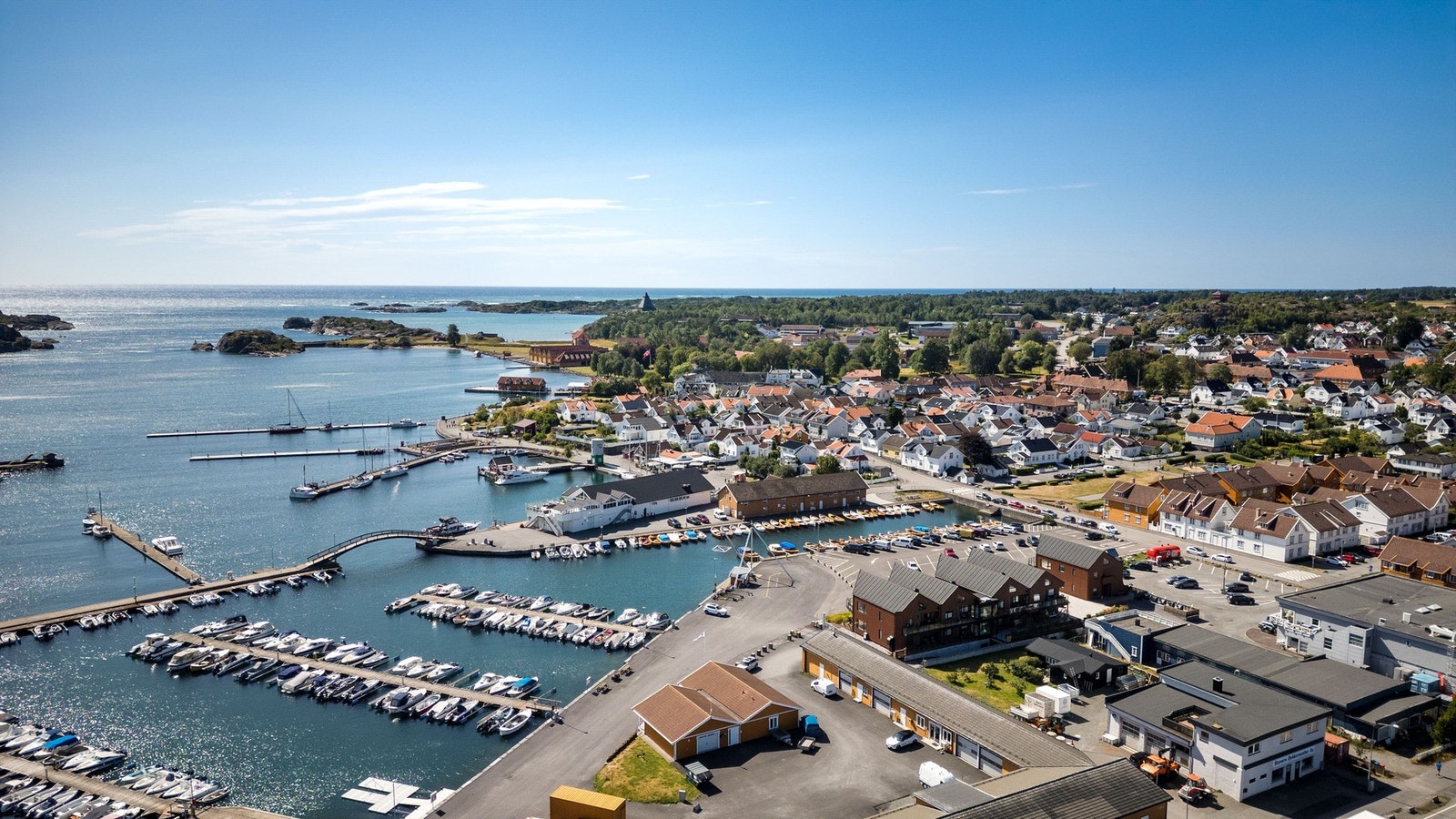 Det er gangavstand til gode servicemuligheter, restauranter, cafeer og gallerier i Stavern. Galleribilde