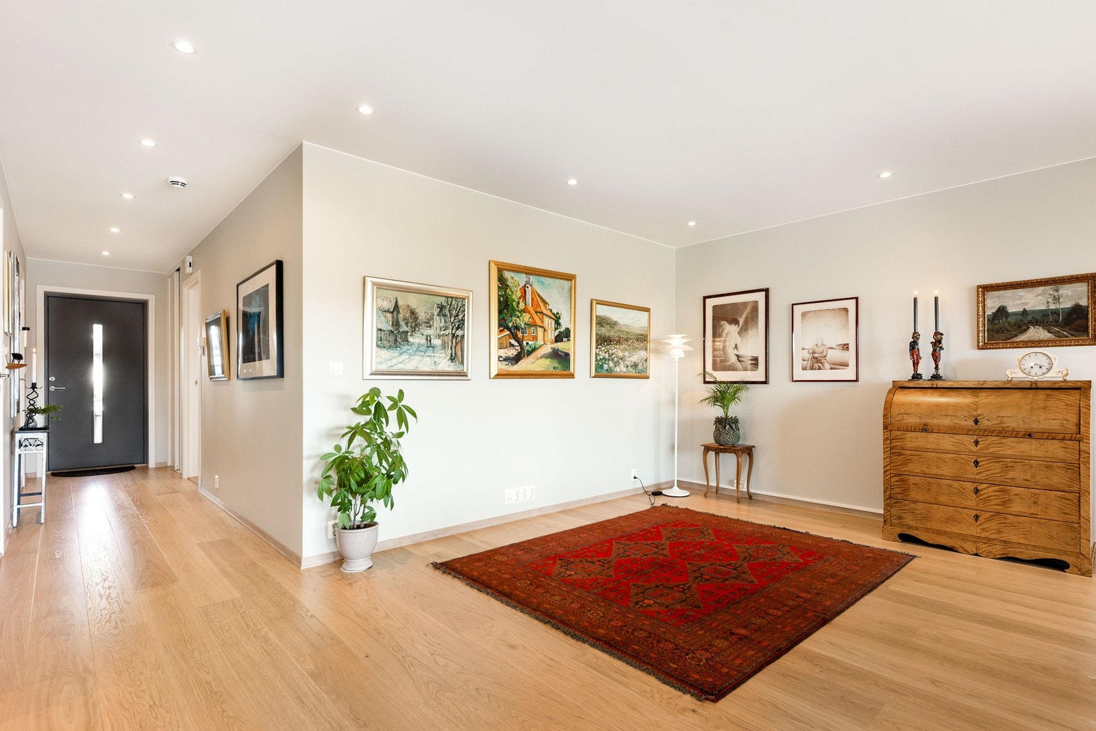 Velkommen inn! Gangen byr på mulighet for å henge fra seg yttertøy og sette fra seg skoene. Stuen byr på flere møbleringsalternativer. Galleribilde