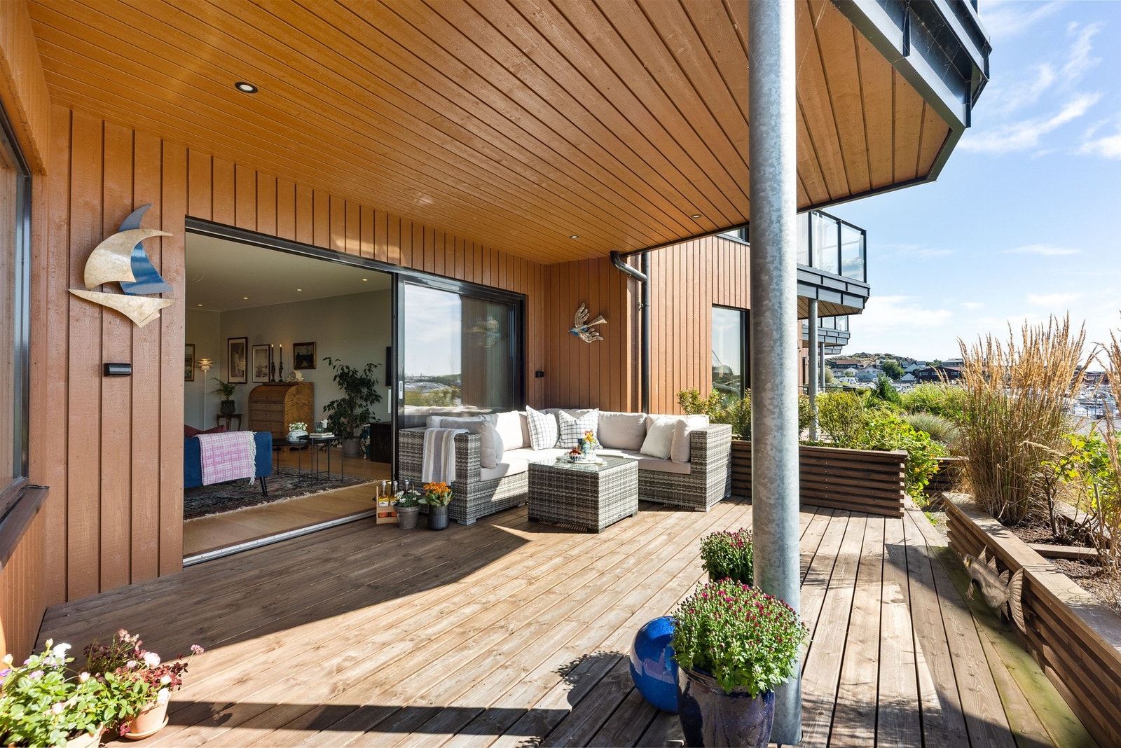 Det er også pent beplantet i blomsterkassene rundt uteplassen. Galleribilde