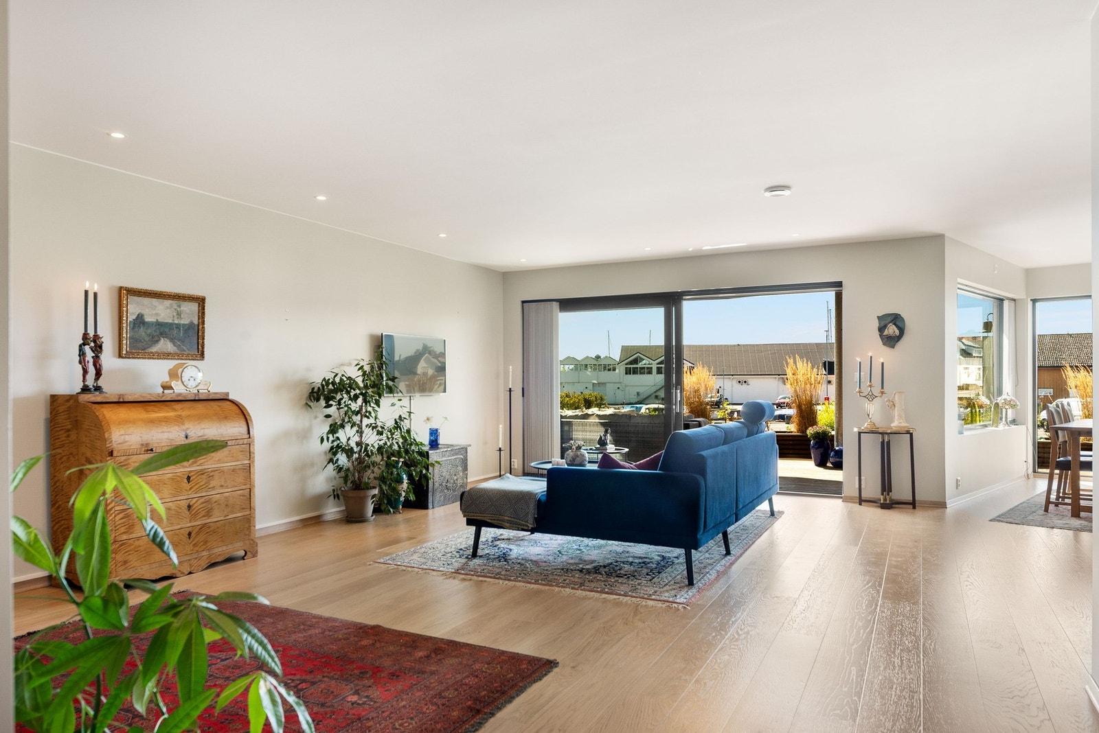 Det er lagt lys en-stavs eikeparkett på gulvene. Galleribilde