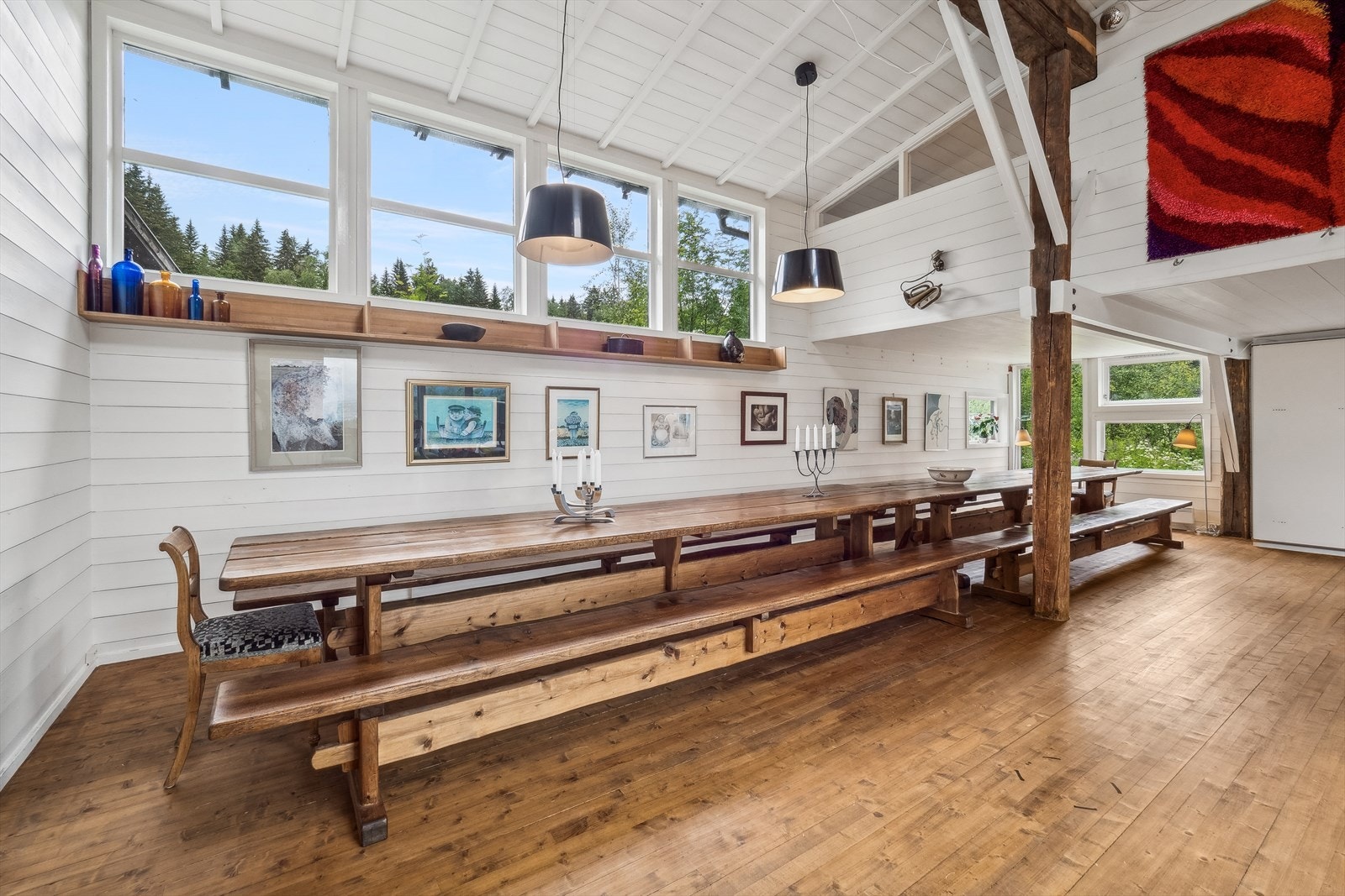 Stort atelier/ stue med plass til langbord eller annet ønsket møblement. Galleribilde