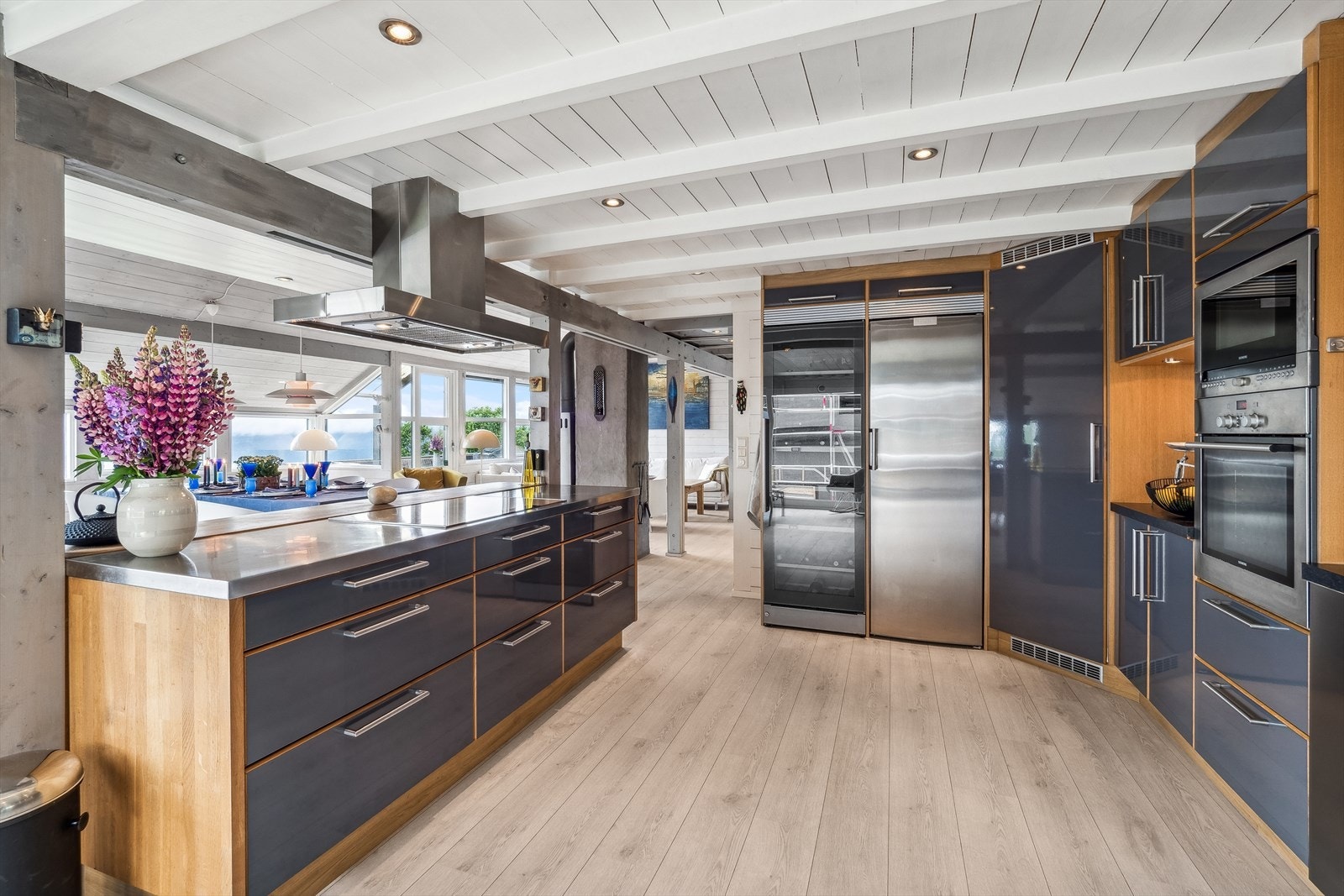 Det er integrerte hvitevarer som kjølehjørne, mikro, stekeovn, platetopp og frittstående oppvaskmaskin, vinskap og fryseskap. Kjøkkenventilator med avtrekk ut. Vedr hvitevarer se pkt løsøre og tilbehør i salgsoppgaven. Galleribilde