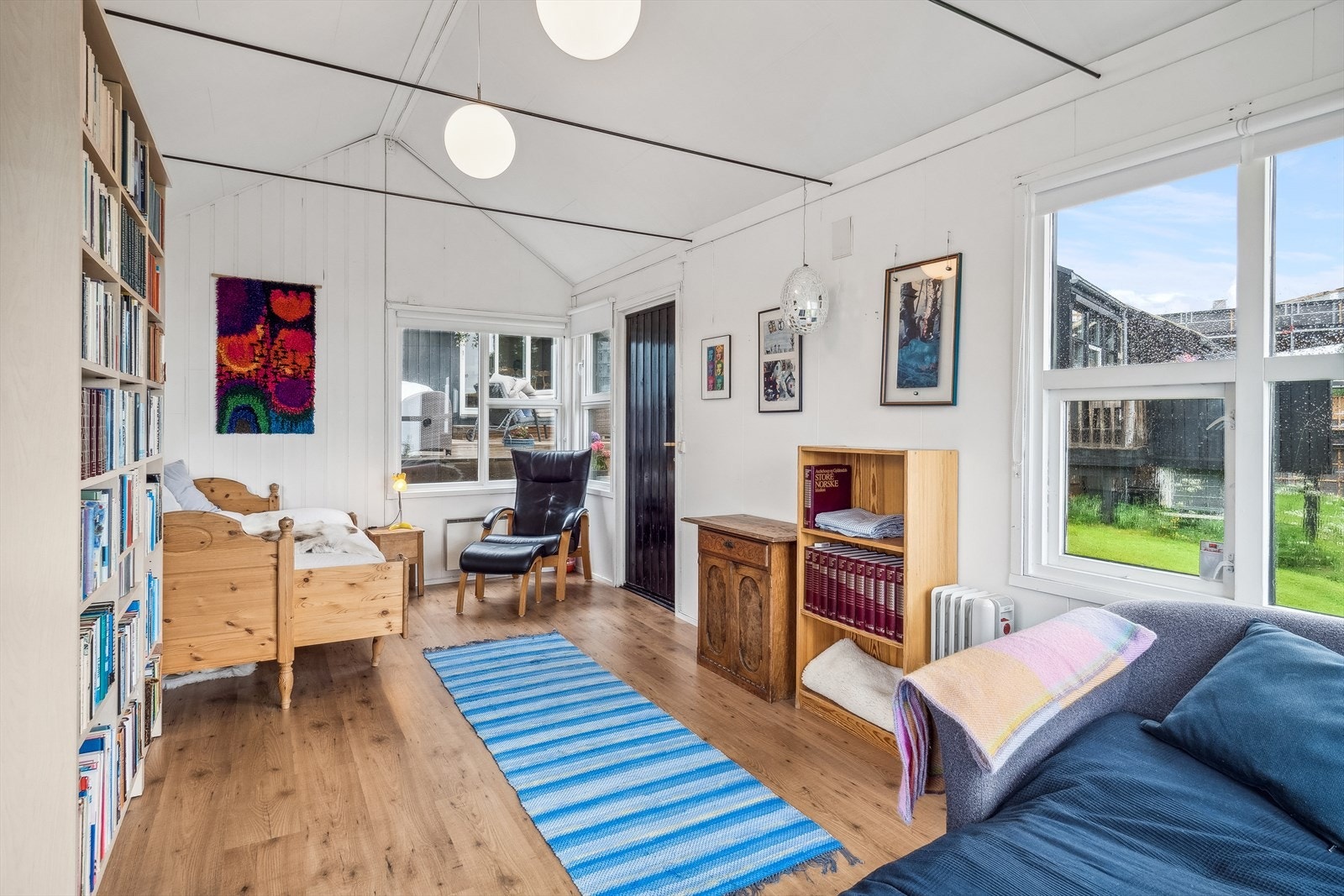 Innredet anneks med overnattingsmulighet. Her er det god plass til diverse. Galleribilde