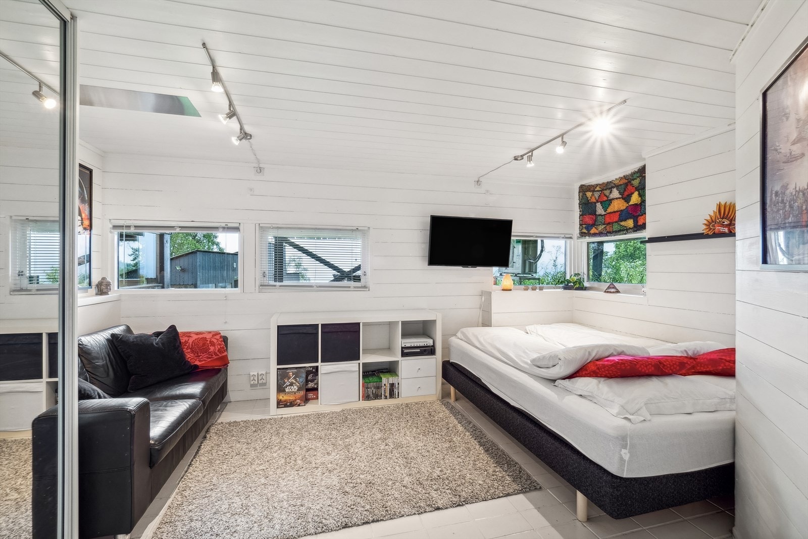 Soverom 2 er også av god størrelse og har plass til seng og annet ønsket møblement samt skyvedørsgarderobe. Galleribilde