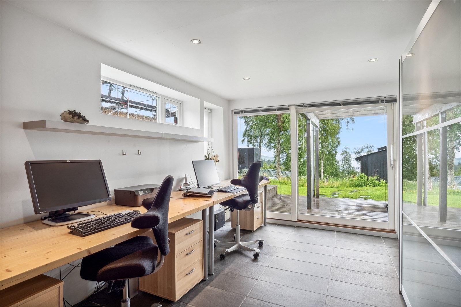 Soverom 1 er i dag innredet som kontor. Her er det god plass til seng eller annet ønsket møblement. Det er fliser på gulvet, slette vegger med listefri overgang til tak og downlights i himling. Utgang til terrasseplatting fra soverommet. Galleribilde