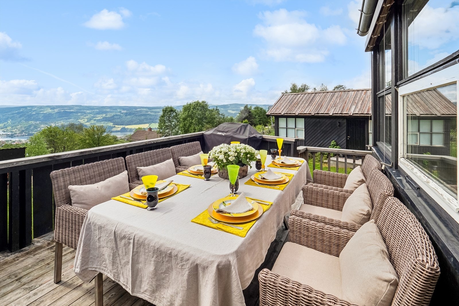 Veranda med god plass til utemøbler. Galleribilde