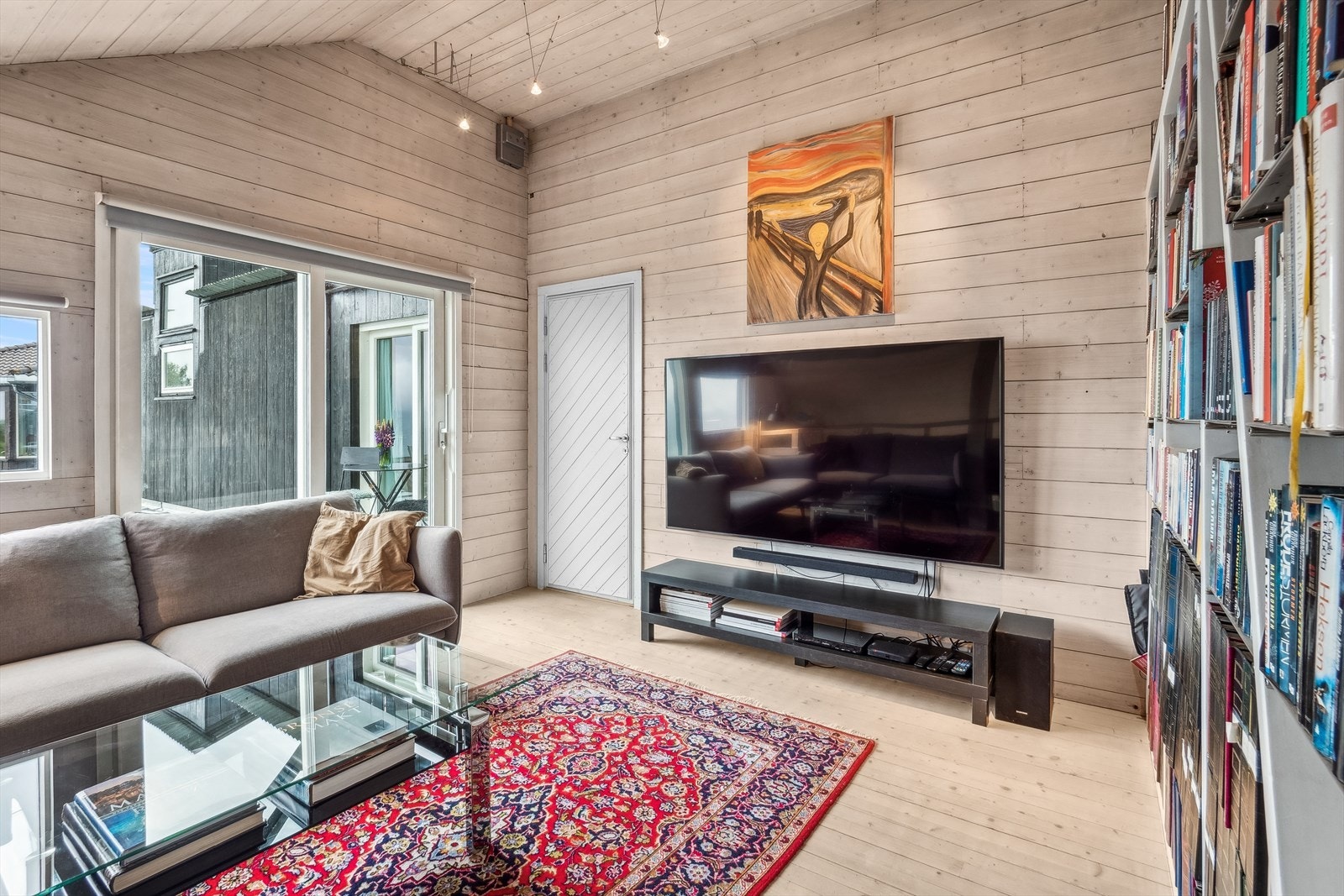 Loftstue med god plass til sofagruppe og tv-seksjon. Galleribilde