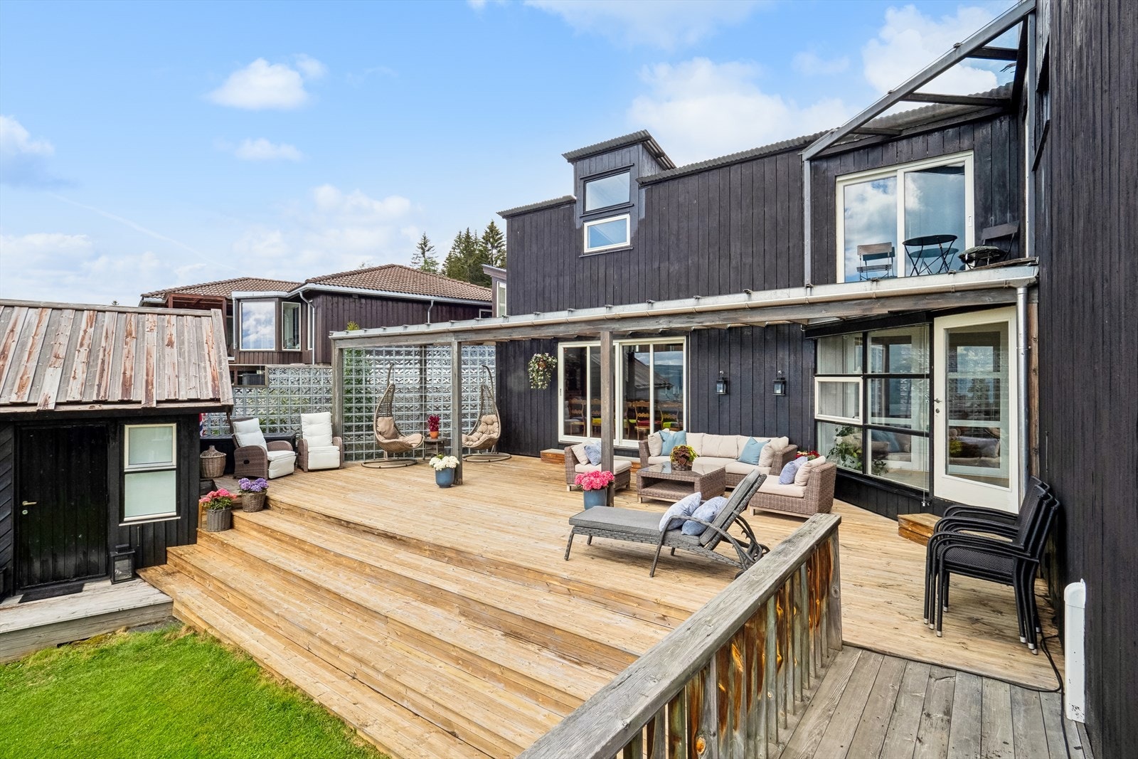 Dette er en stor og særegen arkitekttegnet enebolig med rolig barnevennlig beliggenhet ved Nordre Ål. Galleribilde