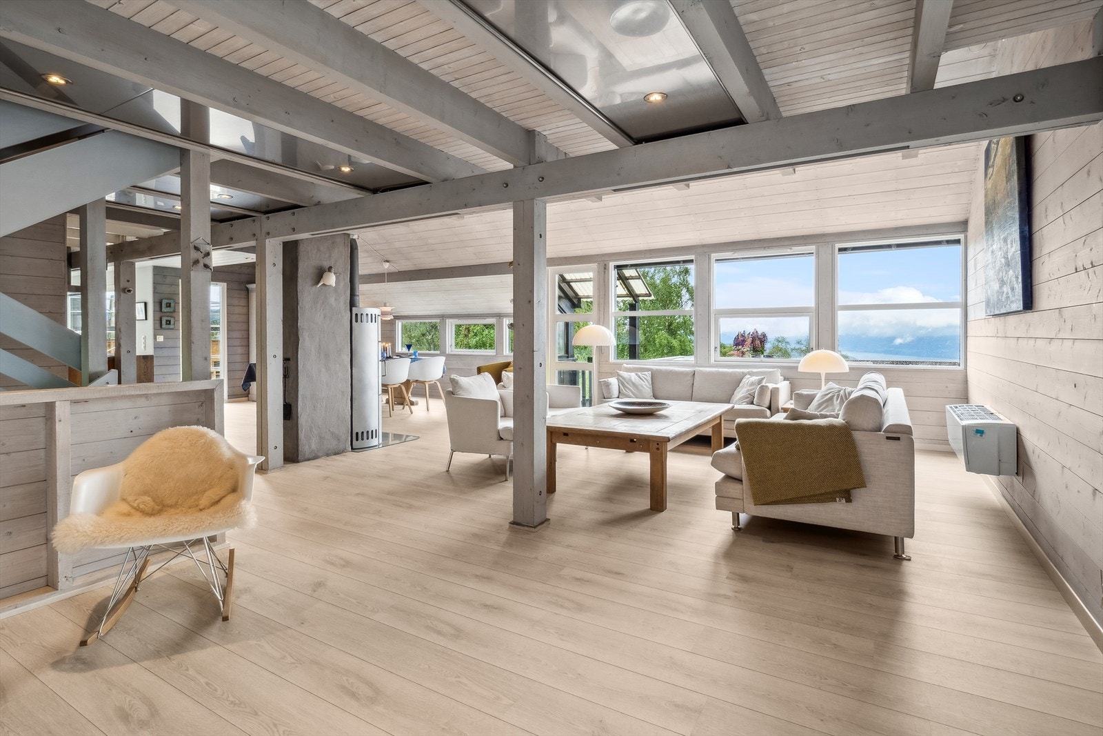 Store vindusflater slipper inn rikelig med naturlig lys. Galleribilde