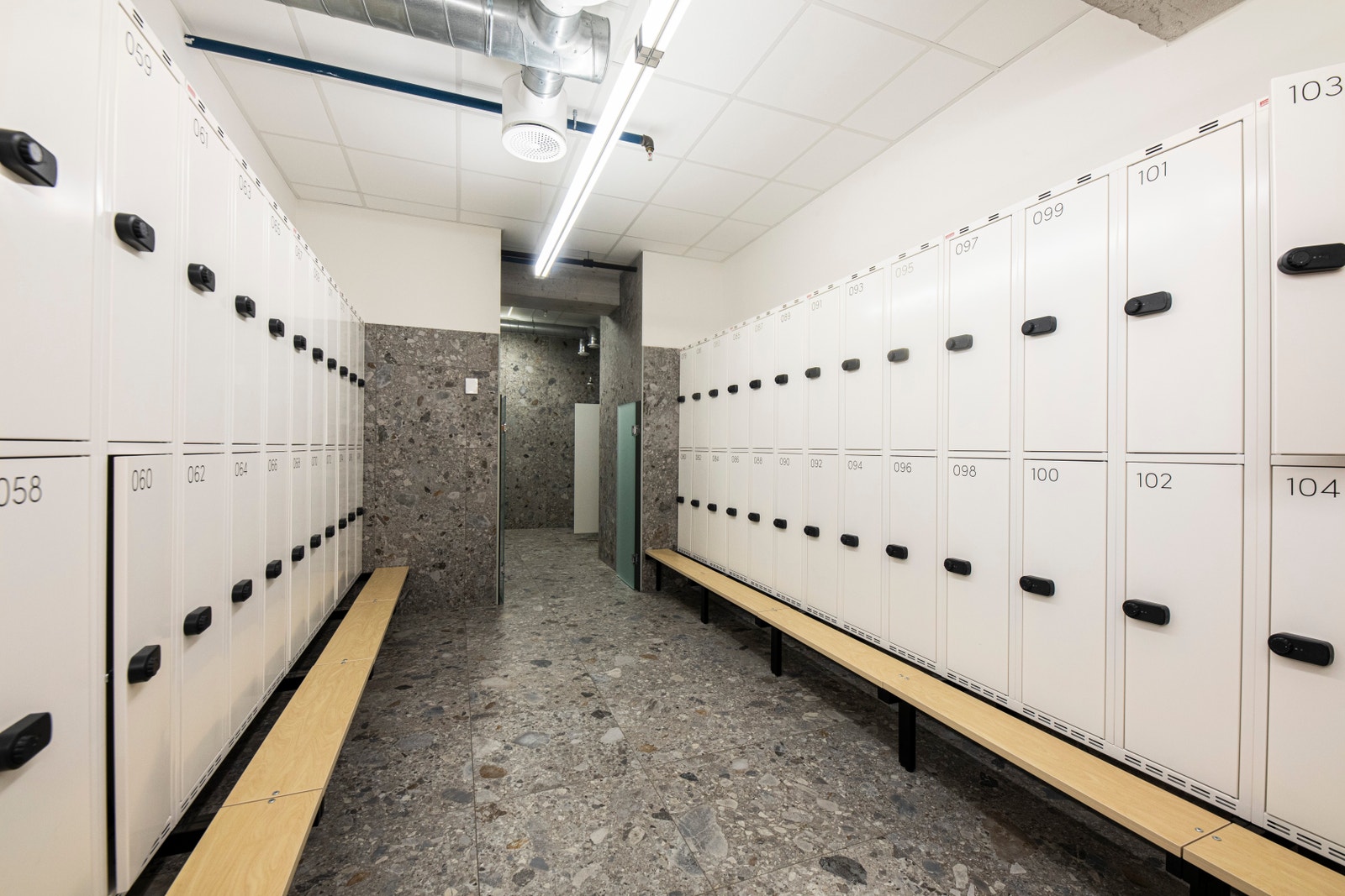 Dusj og garderobe i kjeller. Galleribilde