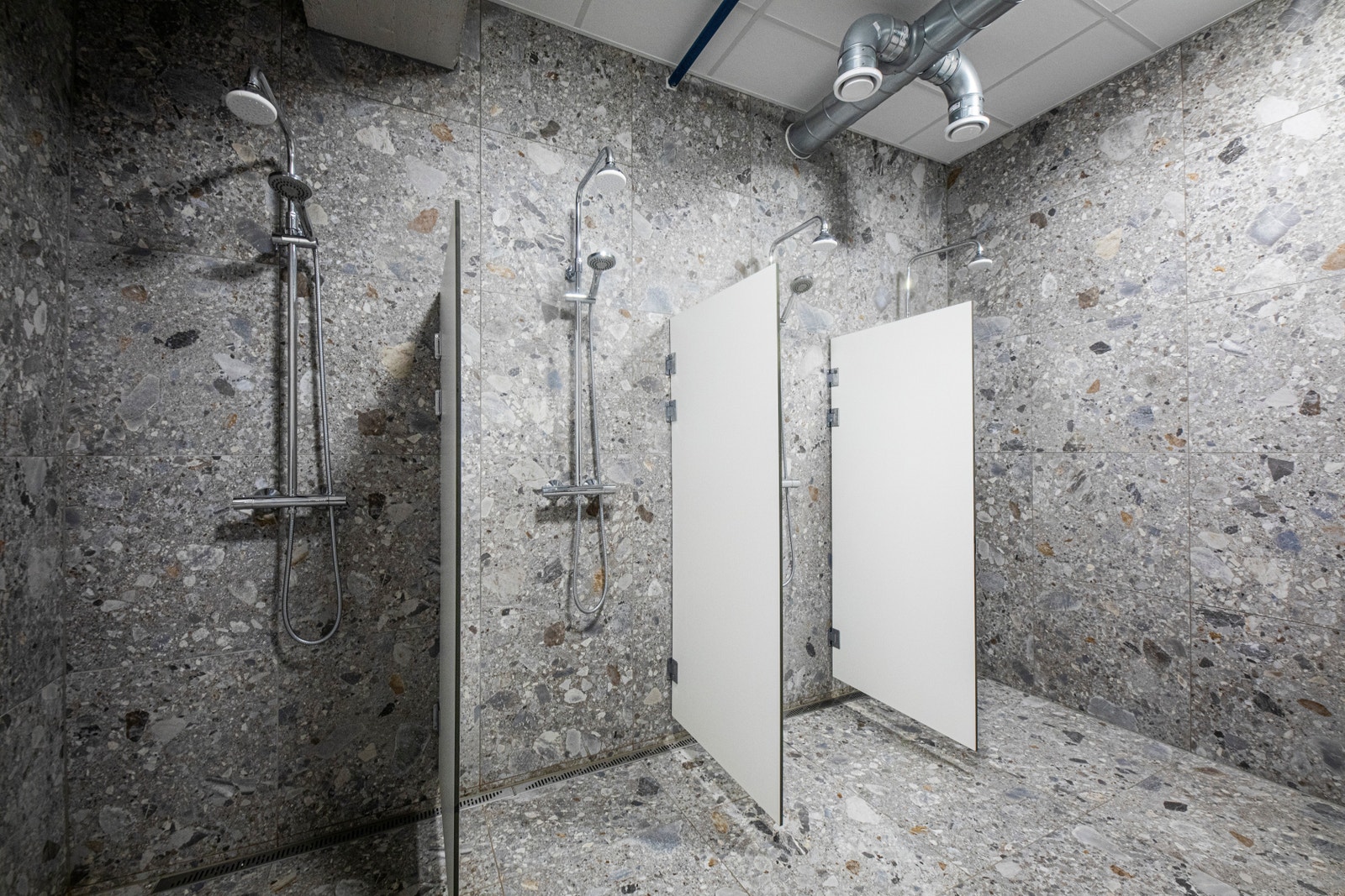 Dusj og garderobe i kjeller. Galleribilde