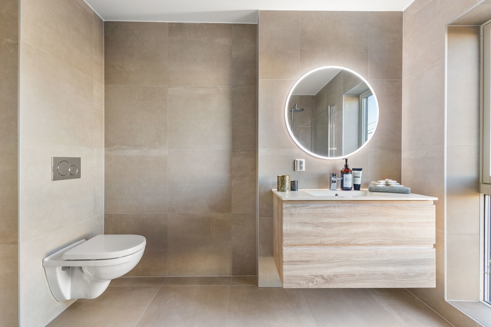 Delikate overflater, lekker innredning og godt utstyrt med vegghengt toalett, regnfallsdusj, speil med ledlys og servant med skuffer. Galleribilde