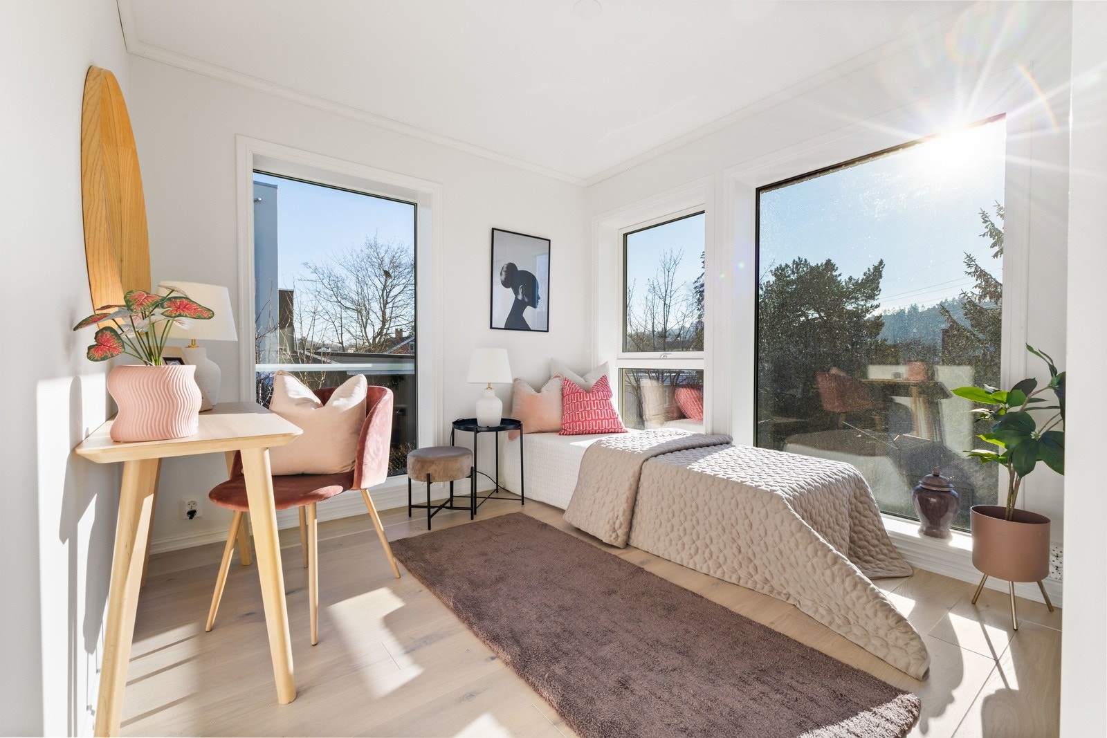 Boligens andre soverom i første etasje - også med generøse vindusflater som gir mye naturlig lys. Galleribilde