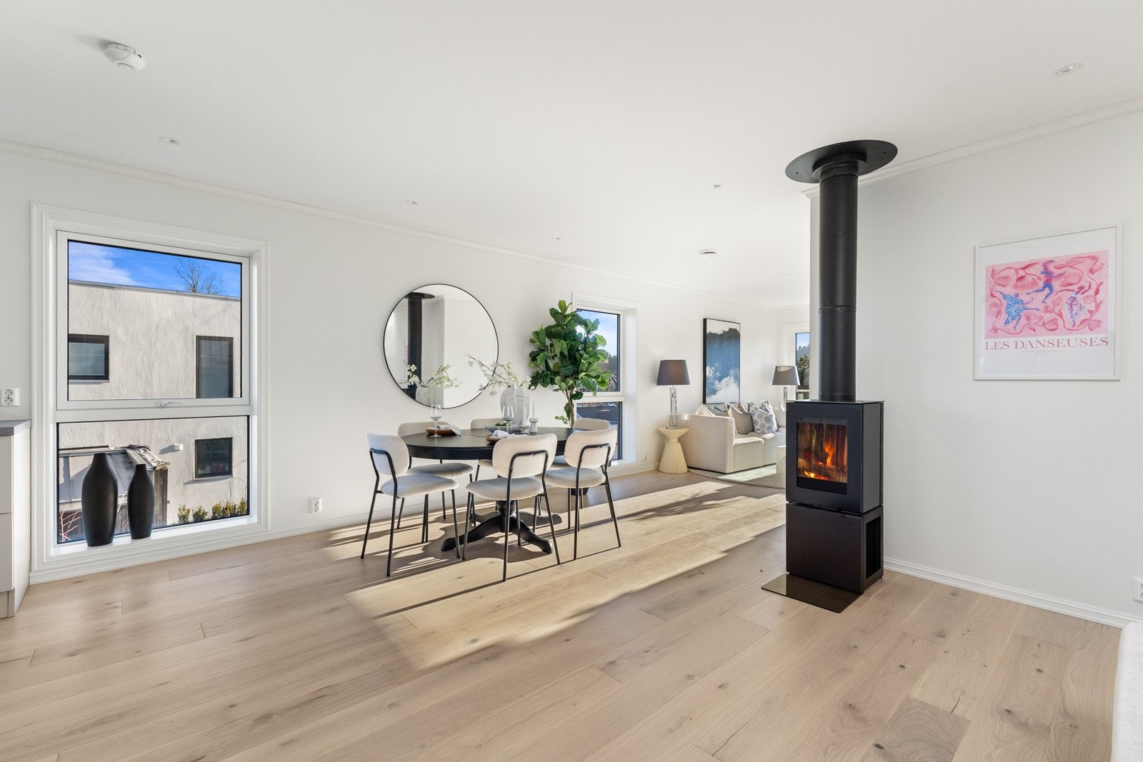 Stemningspull peisovn fra VisionLine i stuen gir en lun varme på kalde dager. Gulvoverflater lagt med Eik Cappuccino 1-stavsparkett - ferdig overflatebehandlet med mattlakk. Galleribilde