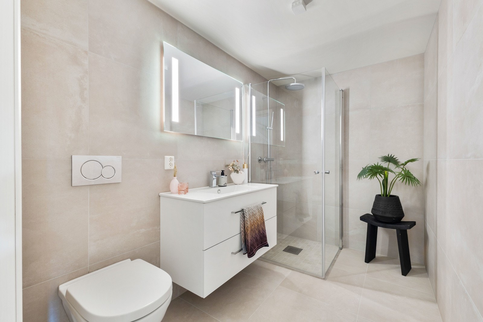 Badet i underetasjen er i tilsvarende stilren utførelse med delikate fliser og innredning fra Vikingbad. Galleribilde