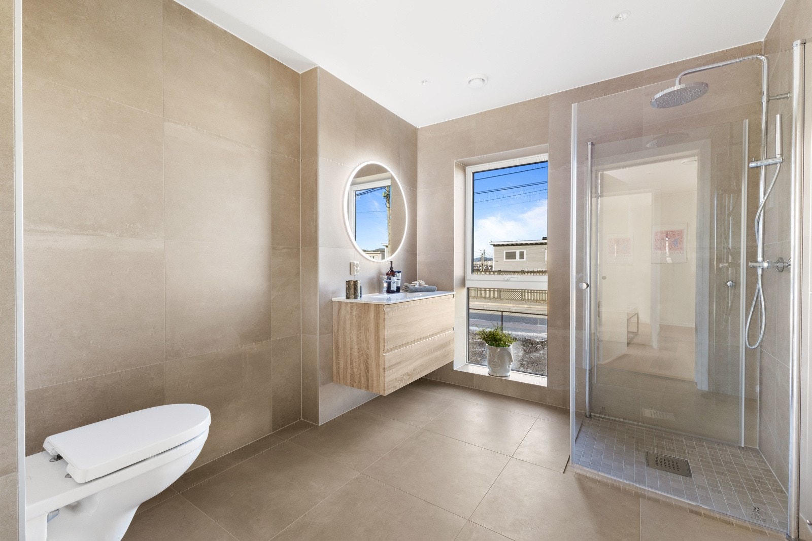 Boligen har tre baderom med lekker innredning fra Vikingbad i Mie-serien. Galleribilde