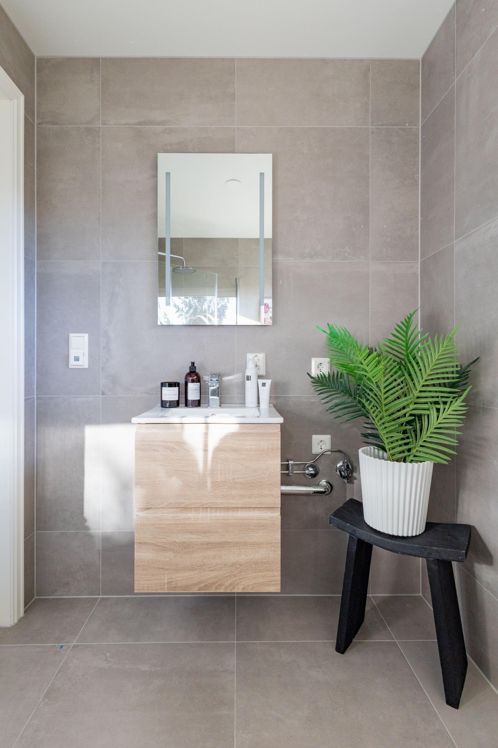 Lekkert flislagt og med moderne innredning skaper et stilrent inntrykk. Galleribilde