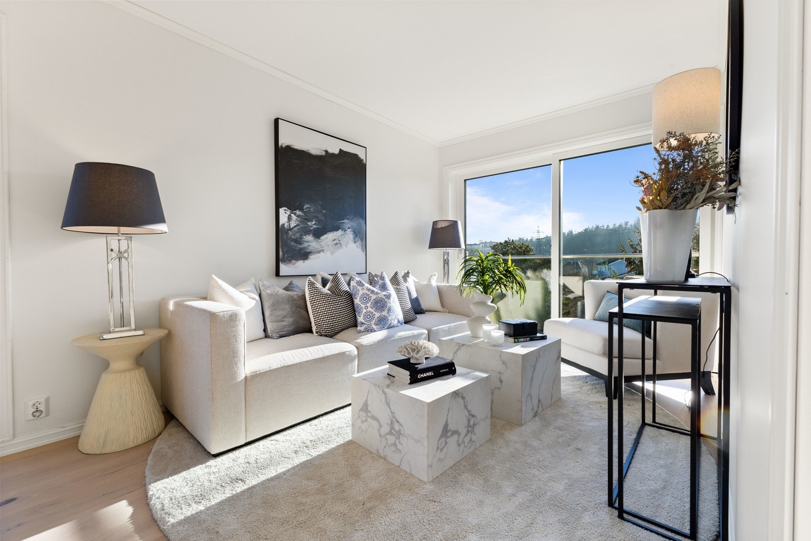 I enden av stuen er det avsatt plass til sofagruppe og TV-møblement. Galleribilde