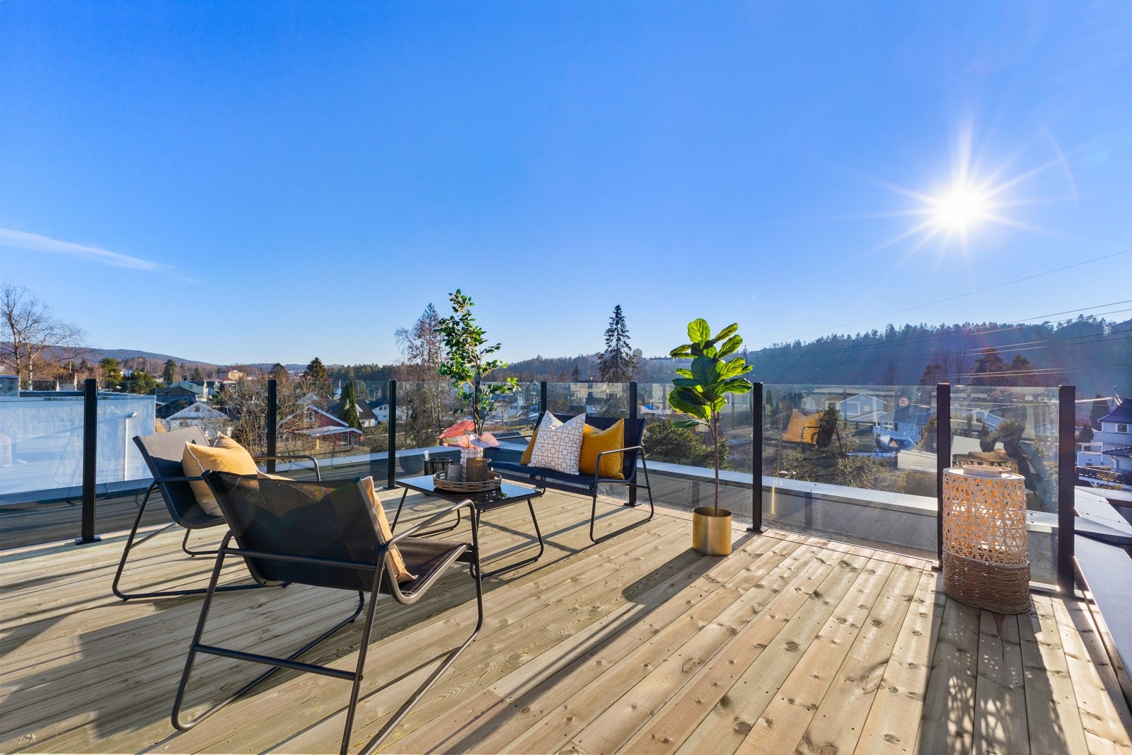Fantastisk takterrasse med sol fra alle kanter og rikelig med plass til både avslapning og sosiale sammenkomster. Galleribilde