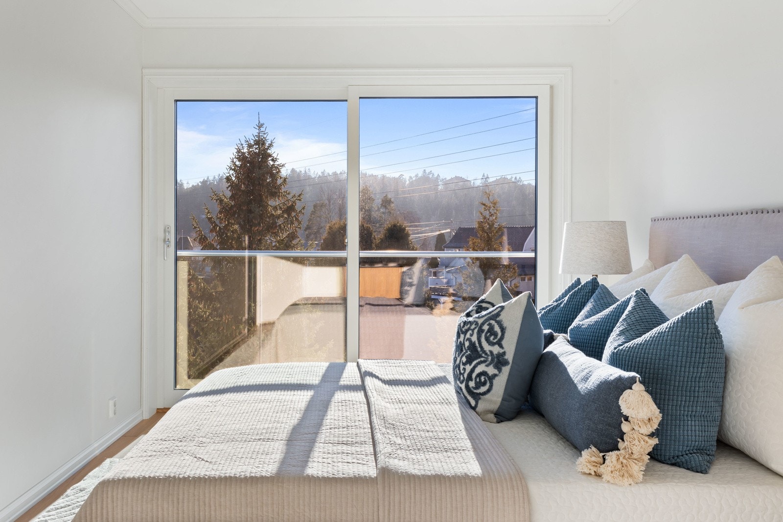 Soverom i andre etasje med generøse vindusflater. Galleribilde