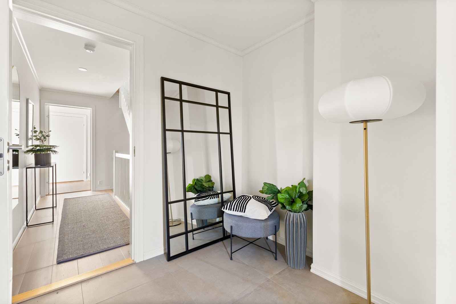 Hovedinngang i første etasje. Flislagt entré med store og delikate fliser med behagelig gulvvarme. Galleribilde