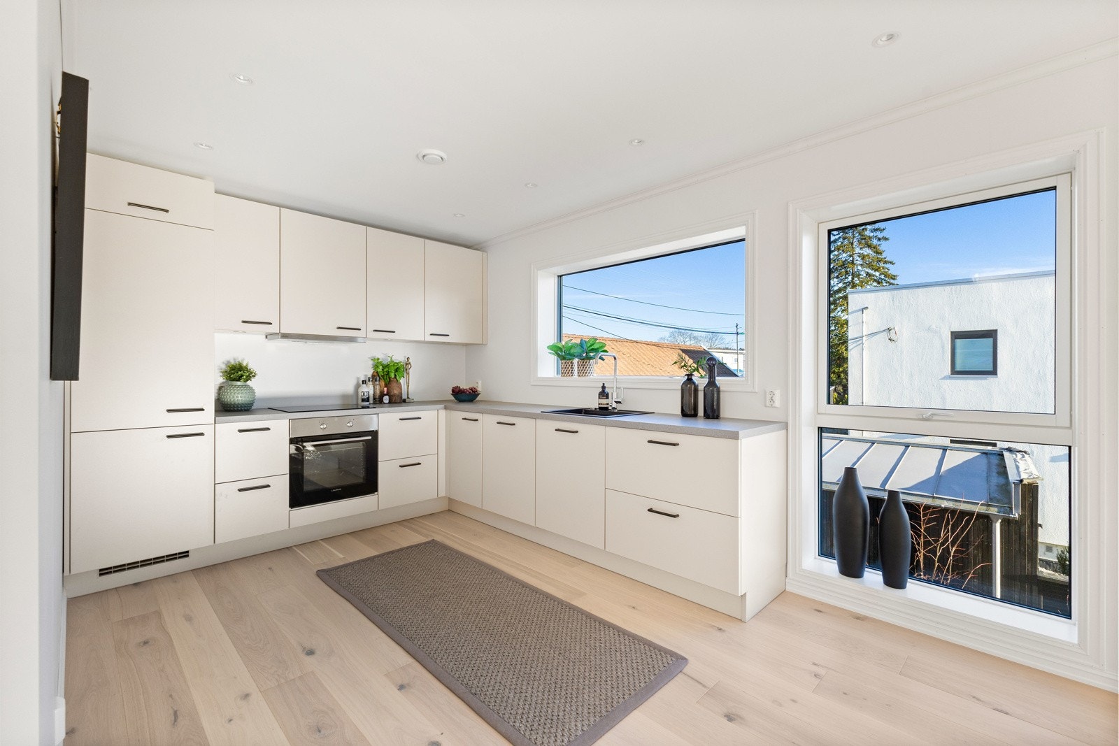 Kjøkkenet er fullt utstyrt med integrerte hvitevarer fra Laurus, inkludert kjøleskap/fryseskap, koketopp, stekeovn og oppvaskmaskin. En kjøkkenventilator med avtrekk ut sikrer et godt inneklima. Galleribilde