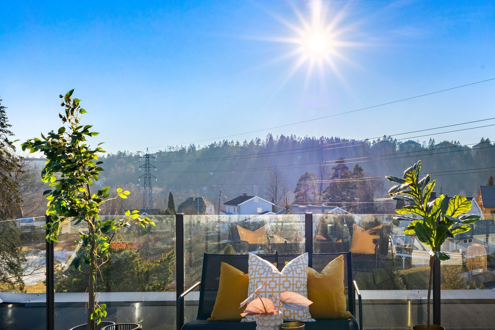 Takterrassen er perfekt for lange sommerdager - kan enkelt innredes med utemøbler, solstoler og grønne planter. Galleribilde