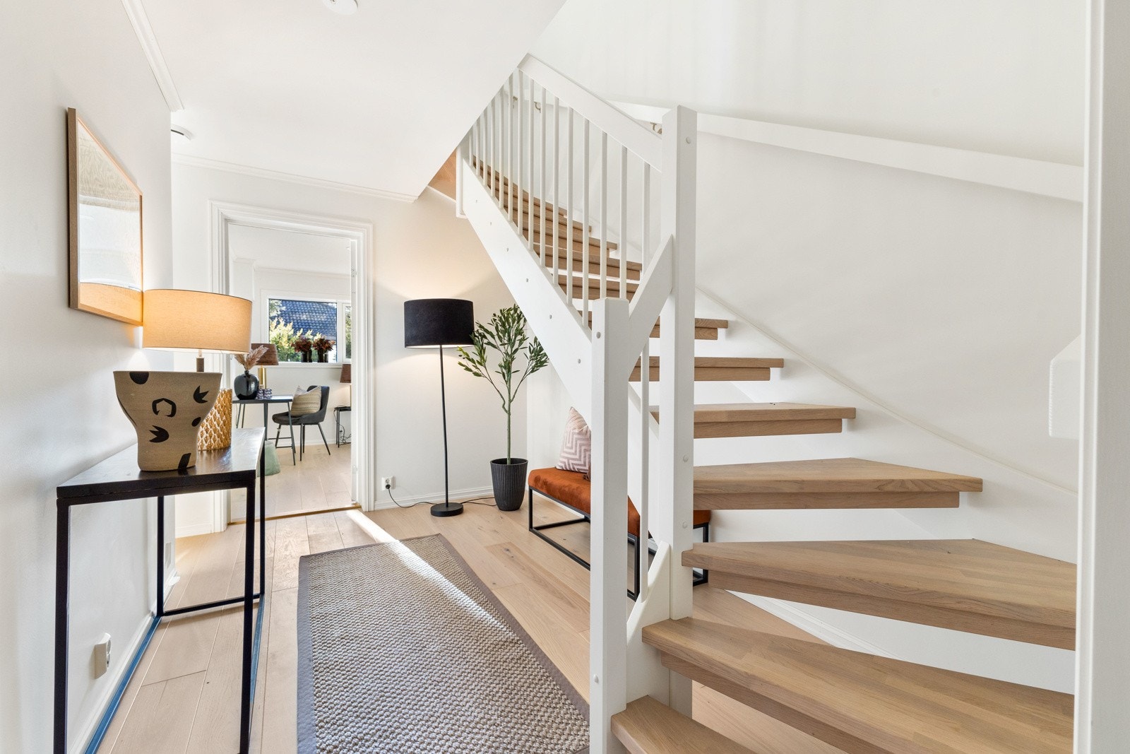 Underetasjen består av kjellerstue, soverom, baderom, separat vaskerom og teknisk rom. Adkomst med trapp fra første etasje, og egen inngangsdør inn til kjellerstuen. Galleribilde