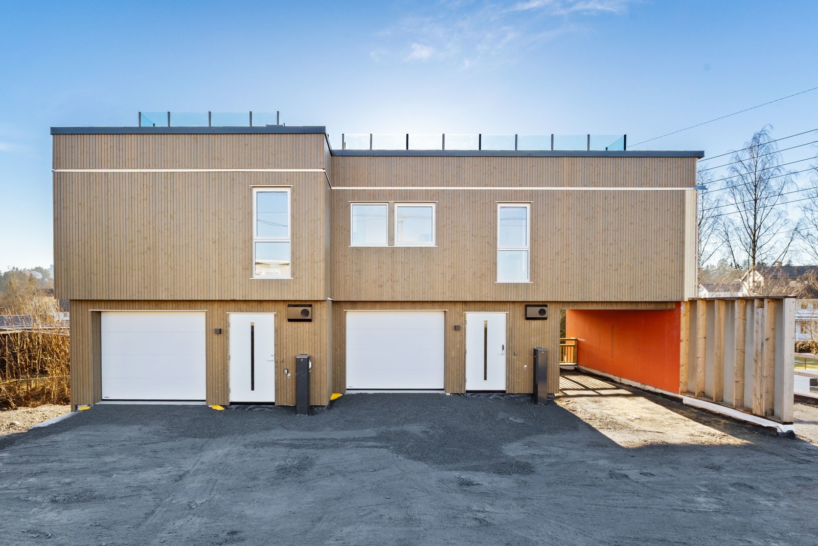 Området passer ypperlig for blant annet pendlere og barnefamilier, med gangavstand til buss, T-bane, skoler, barnehager, gode servicetilbud, flotte turområder med mer. Galleribilde