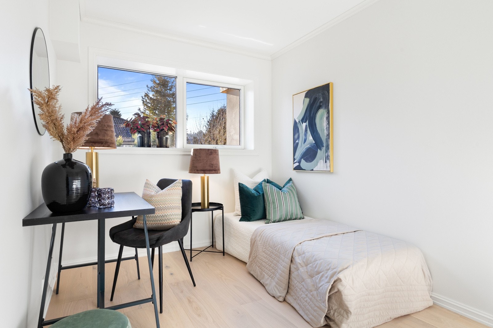 Soverommet i underetasjen med god plass til seng, garderobeløsning og annet soveromsmøblement. Galleribilde