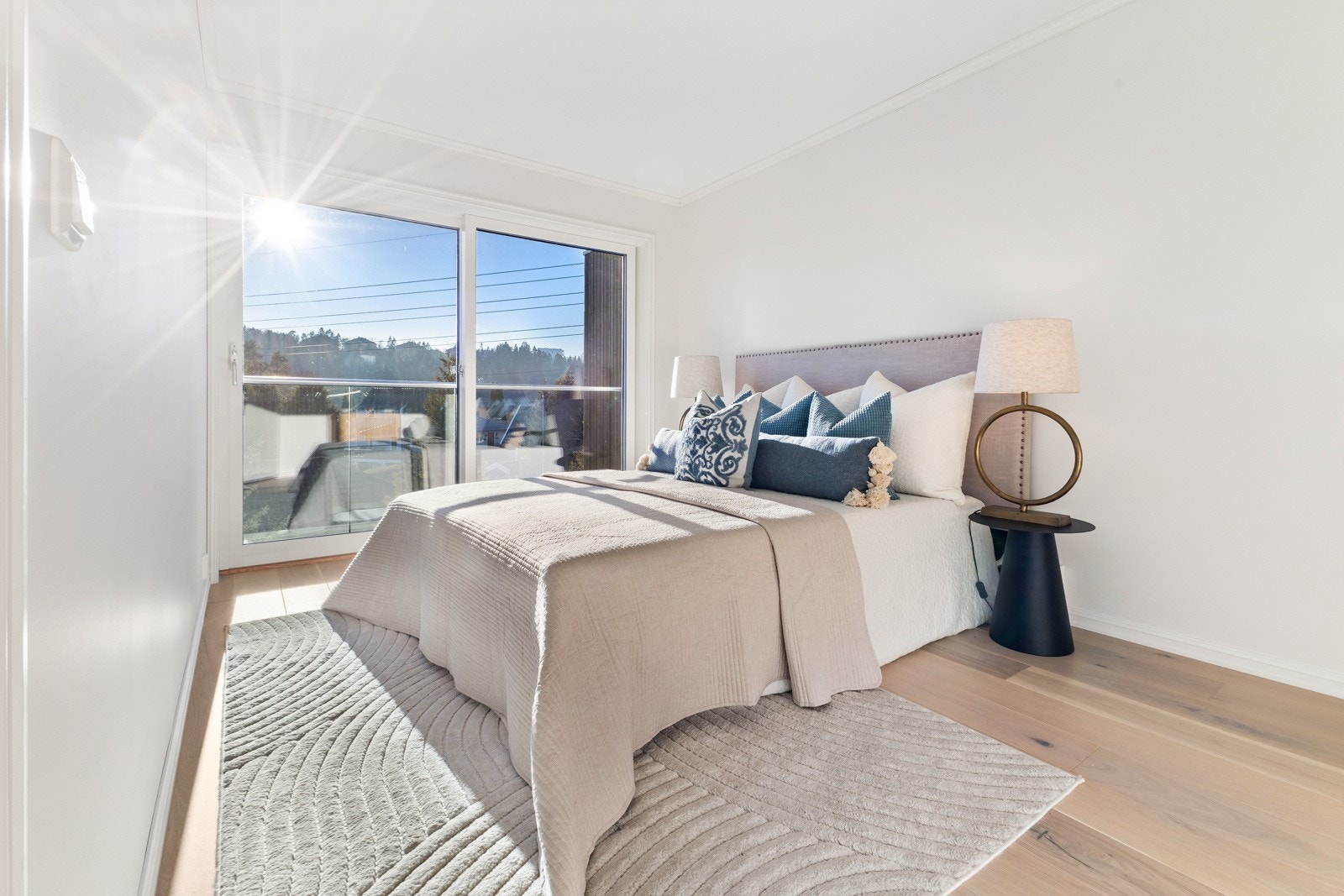 Boligen har tre lyse og romslige soverom - ett i hver etasje. Galleribilde