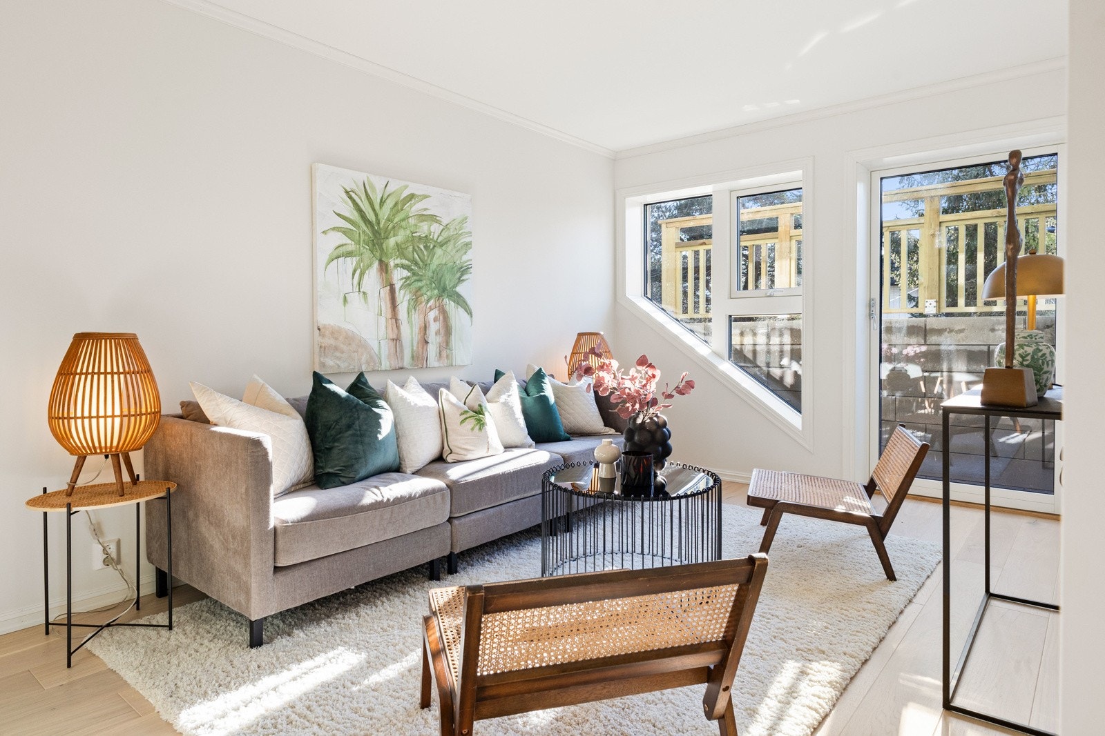 Med god plass til ulike sittegrupper gir rommet fleksible løsninger for både avslapning og lek. Galleribilde