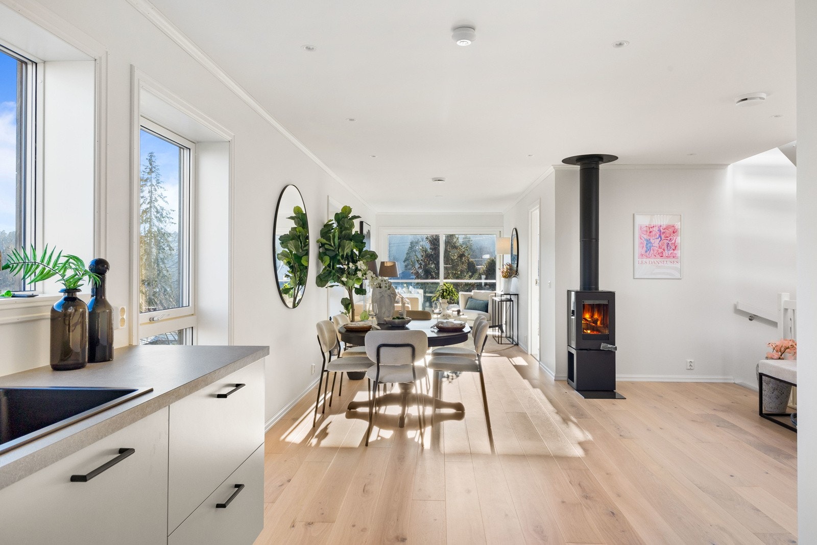 Luftige oppholdsrom med generøse vindusflater og rikelig med naturlig lys skaper en innbydende atmosfære. Galleribilde