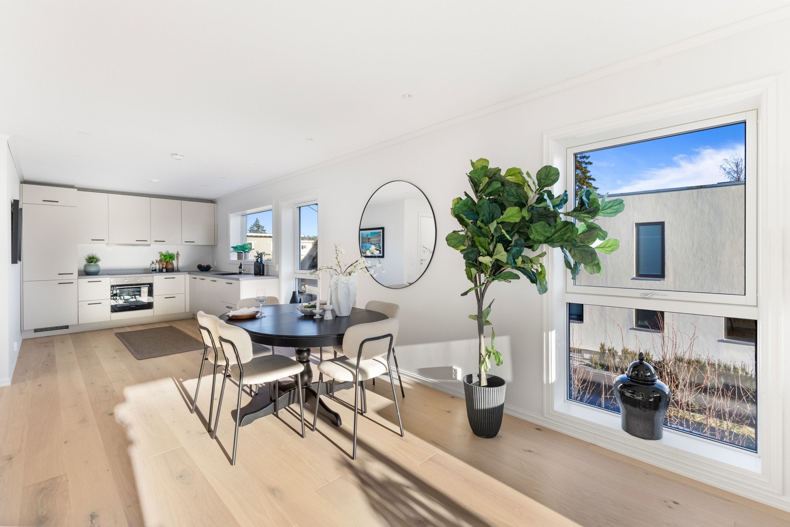 I andre etasje er boligens samlepunkt - en sosial og åpen stue- og kjøkkenløsning med mye naturlig lys og en luftig romfølelse. Galleribilde