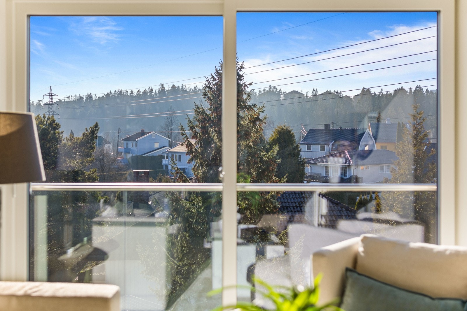 Generøse vindusflater gir rikelig med naturlig lys. Galleribilde