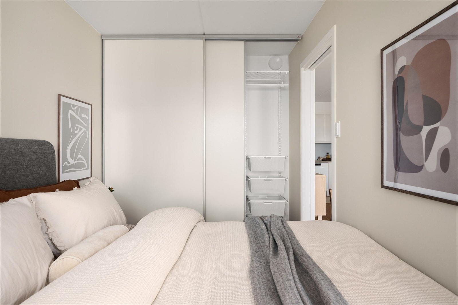 Stor, integrert garderobe med Elfa-innredning. Galleribilde