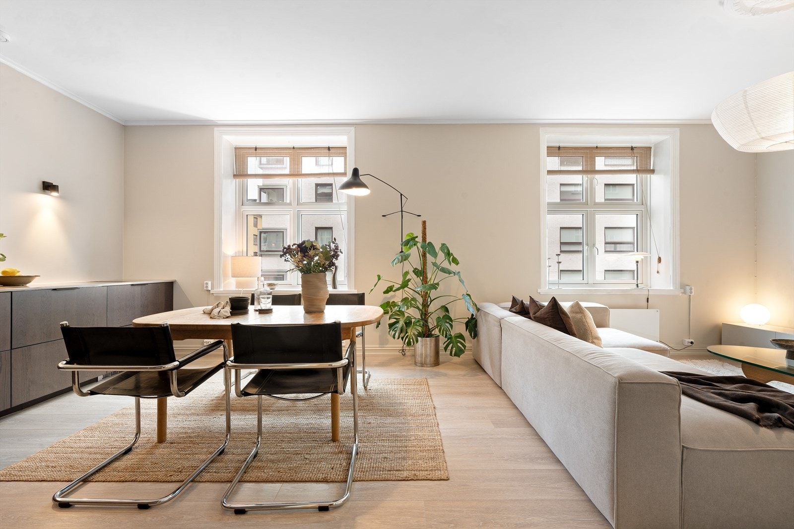 Her er god plass til sofagruppe, tv-møblement, spisegruppe og skjenk. Galleribilde