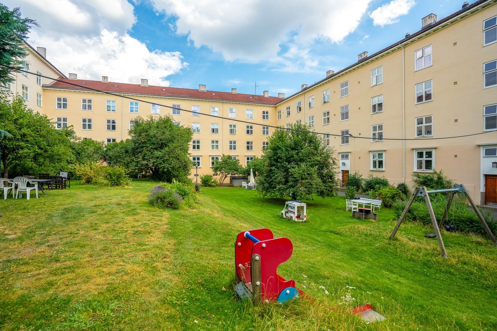 Bakgård. Galleribilde
