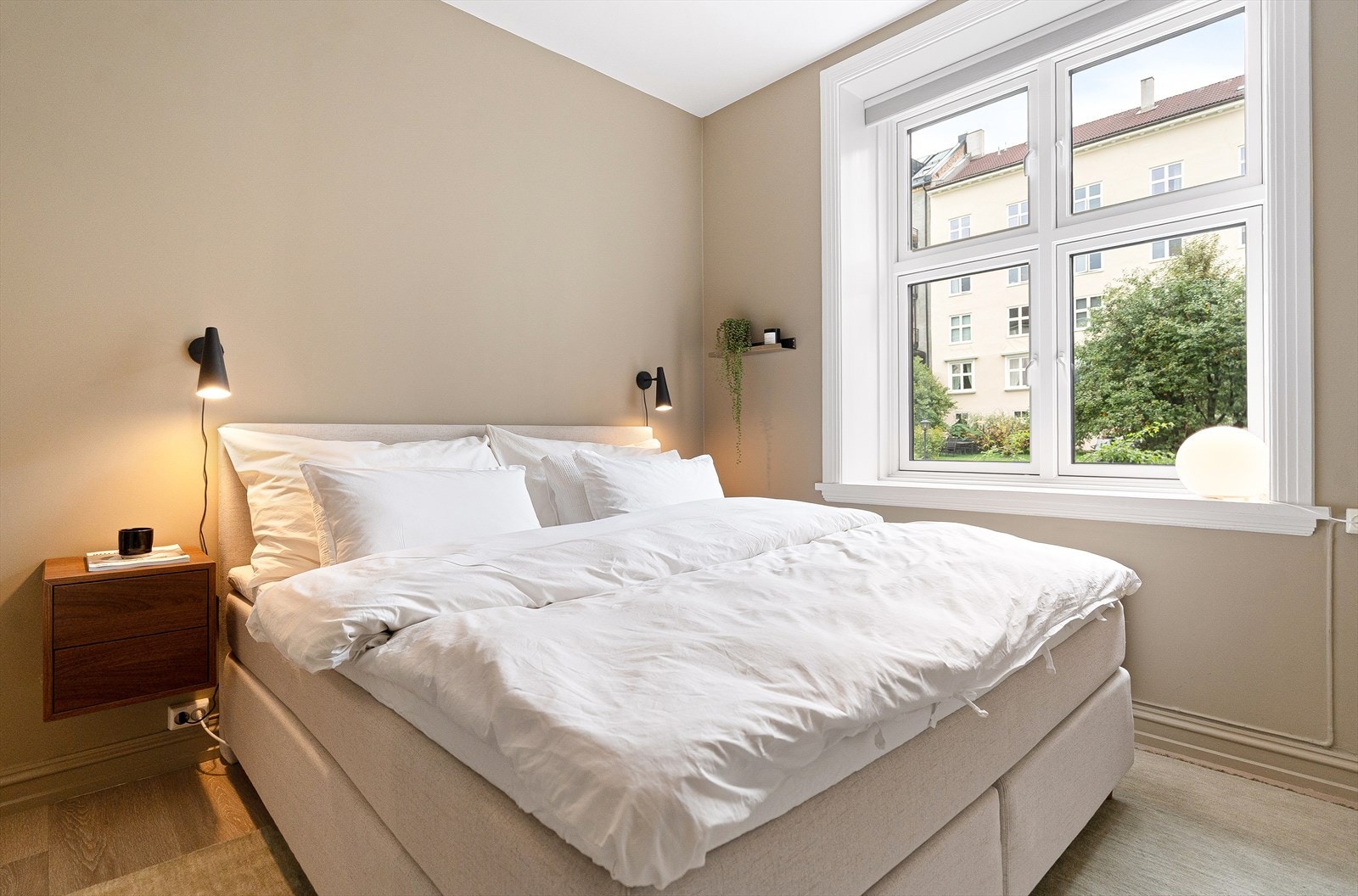 Leiligheten har to lyse og romslige soverom. Galleribilde