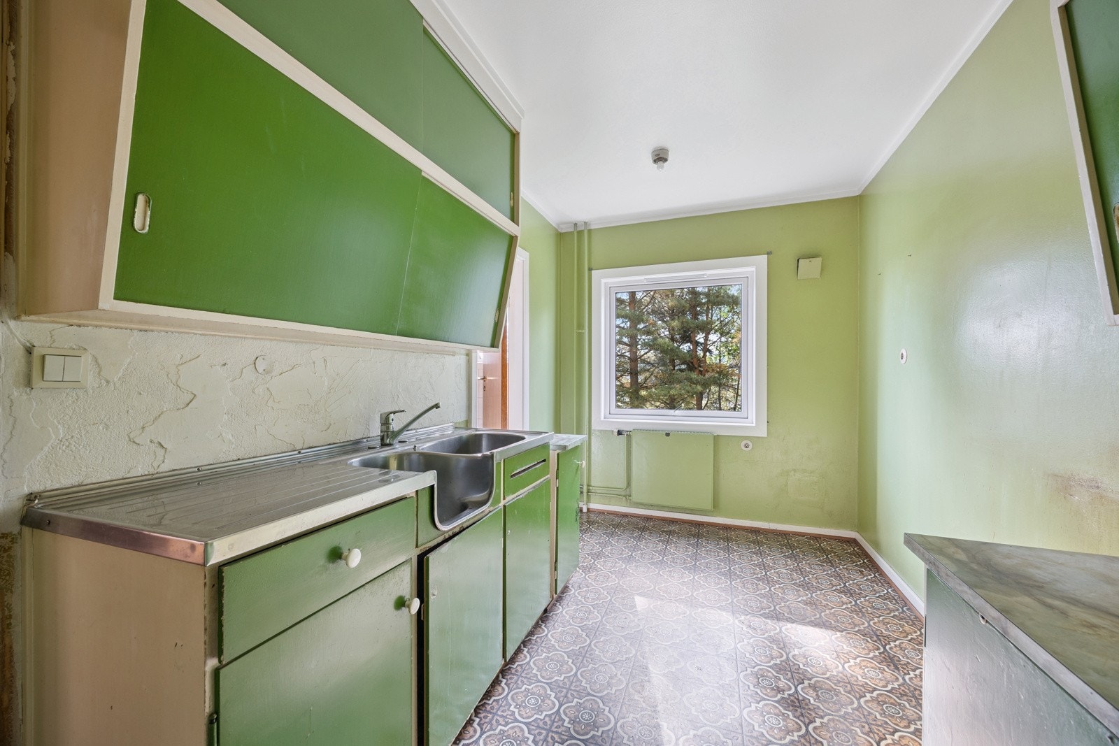 Hyggelig plass til spisebord ved vinduet. Galleribilde