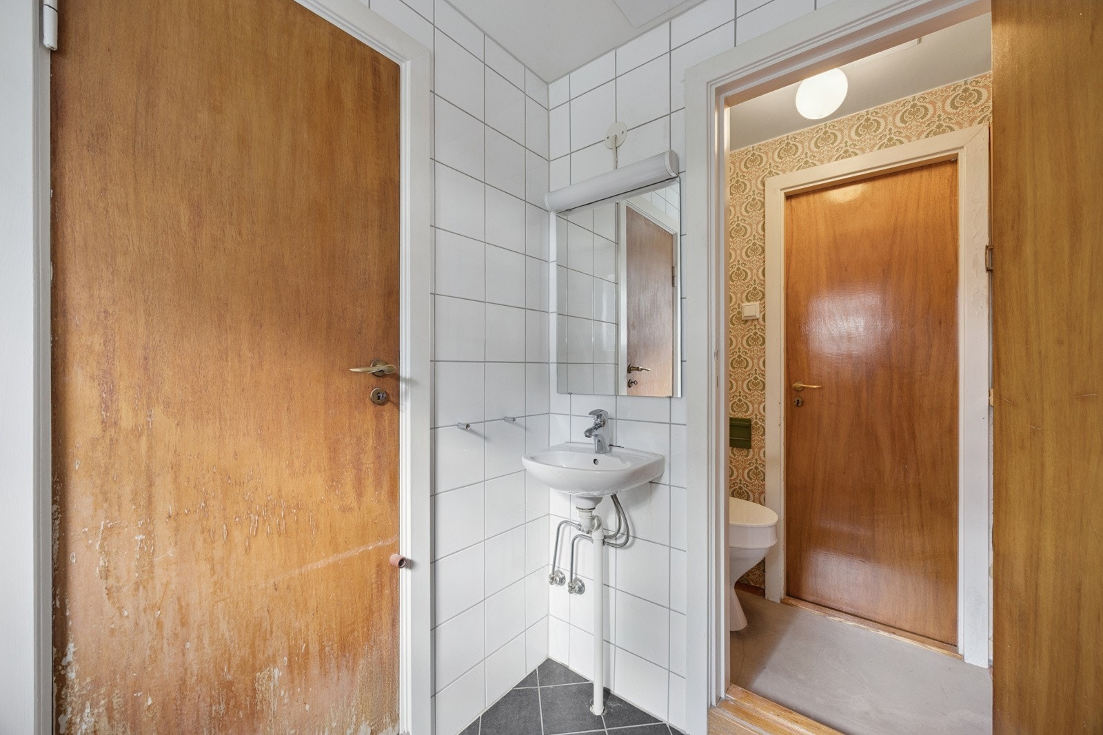 Bad med servant, speil, dusj og opplegg for vaskemaskin. Galleribilde
