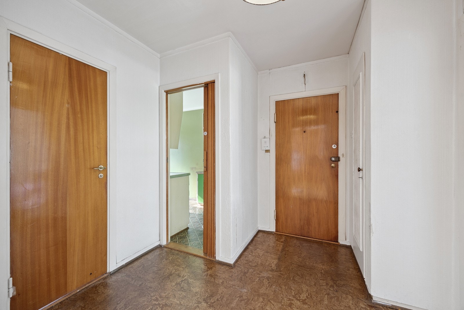 Entreén er et knytepunkt i leiligheten, plassbygde skap. Galleribilde