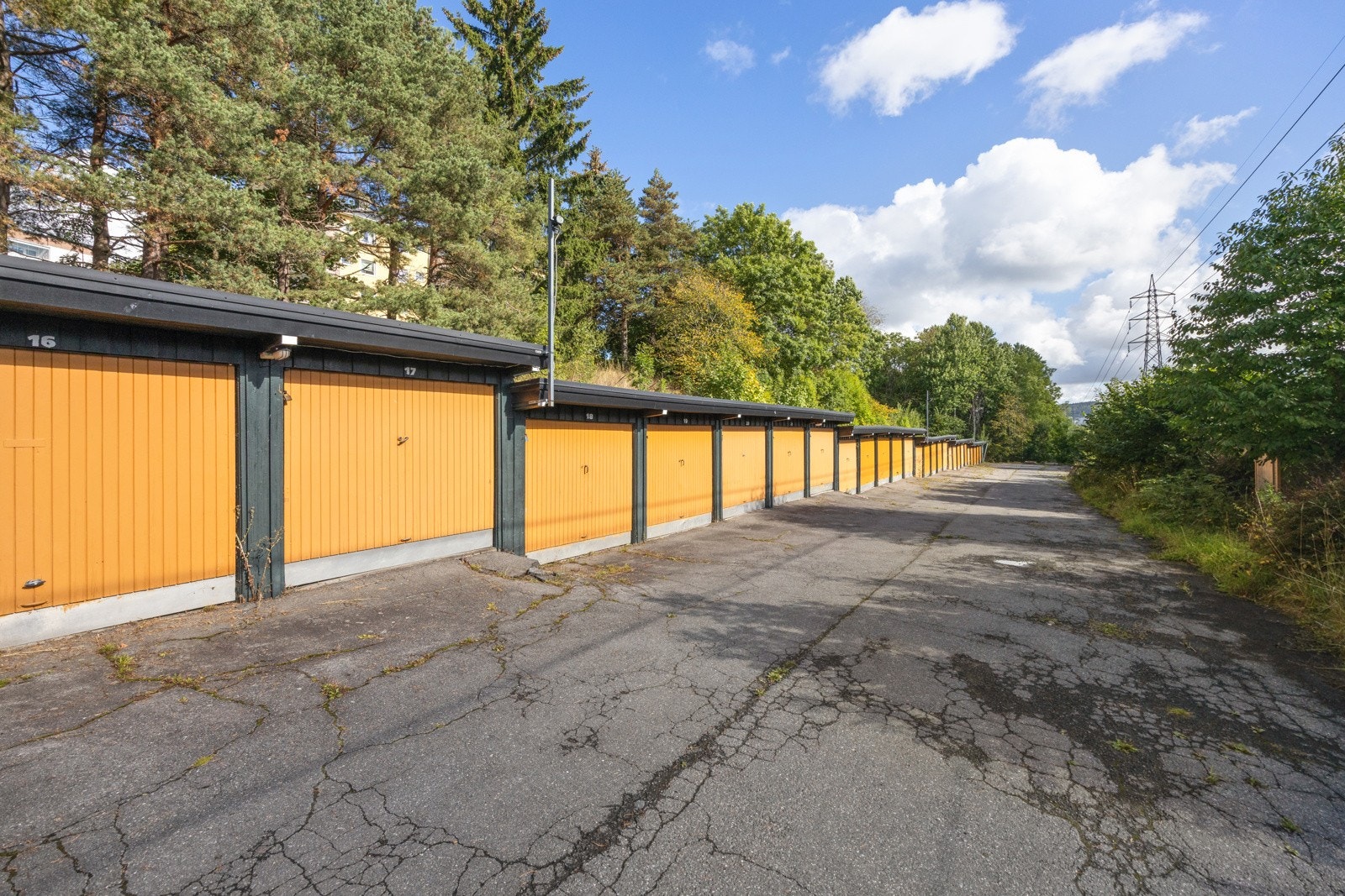 Det følger 1 garasje med leiligheten. Det er lebillading i Nordlisletta, rett utenfor døren. Galleribilde