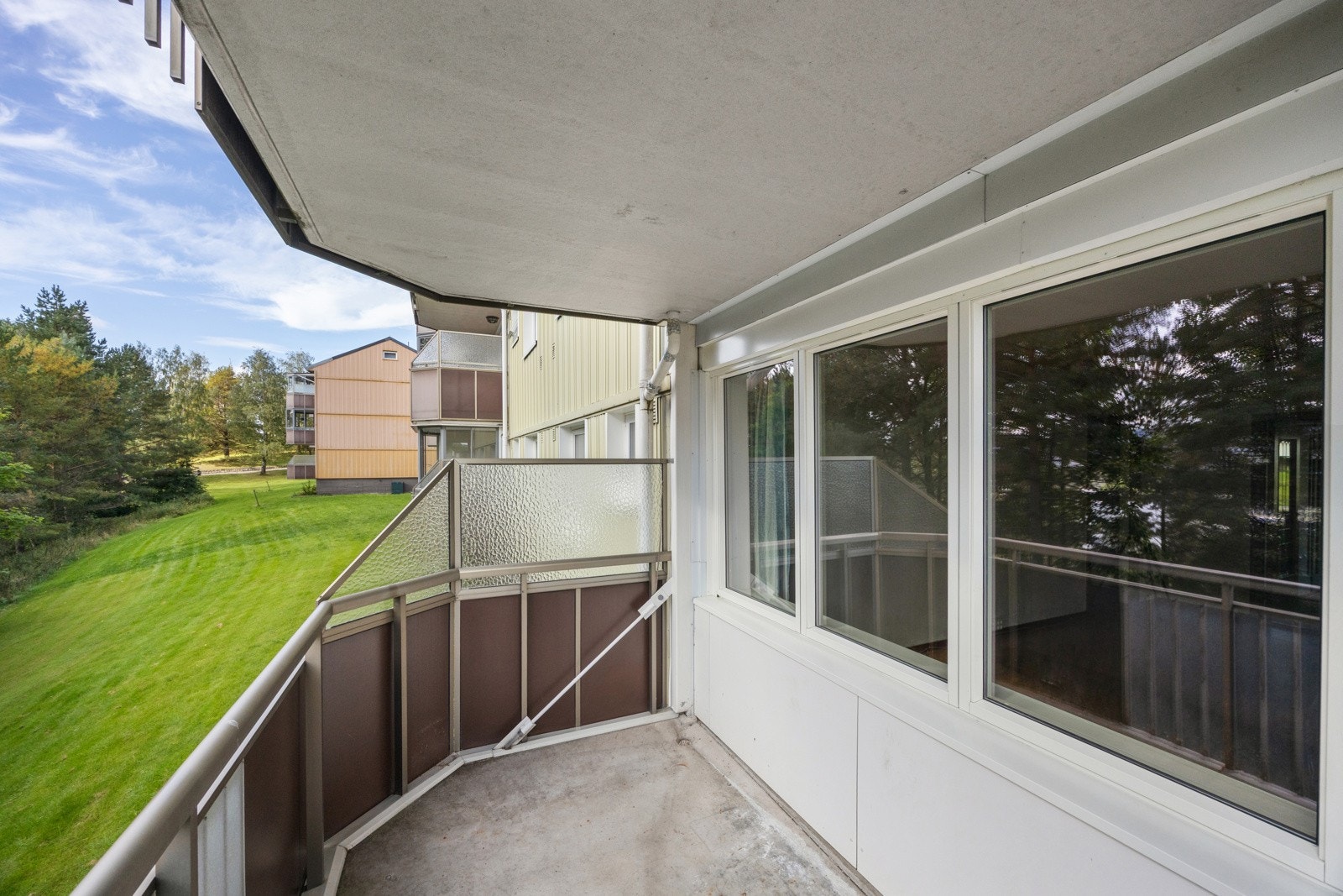 Lag din egen oase av møbler og blomster på egen balkong. Galleribilde